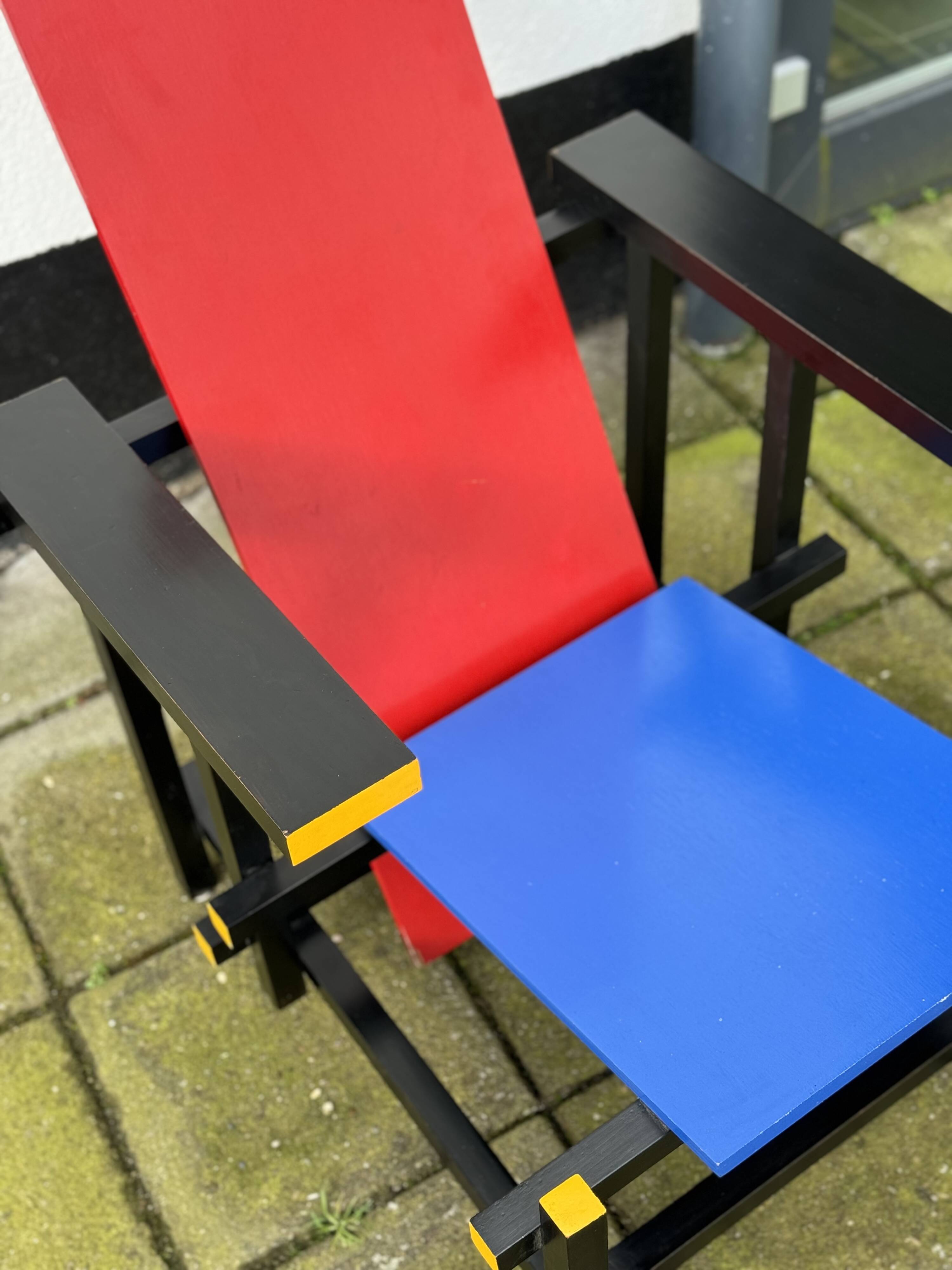 Reproduction de chaise rouge et bleue Rietveld