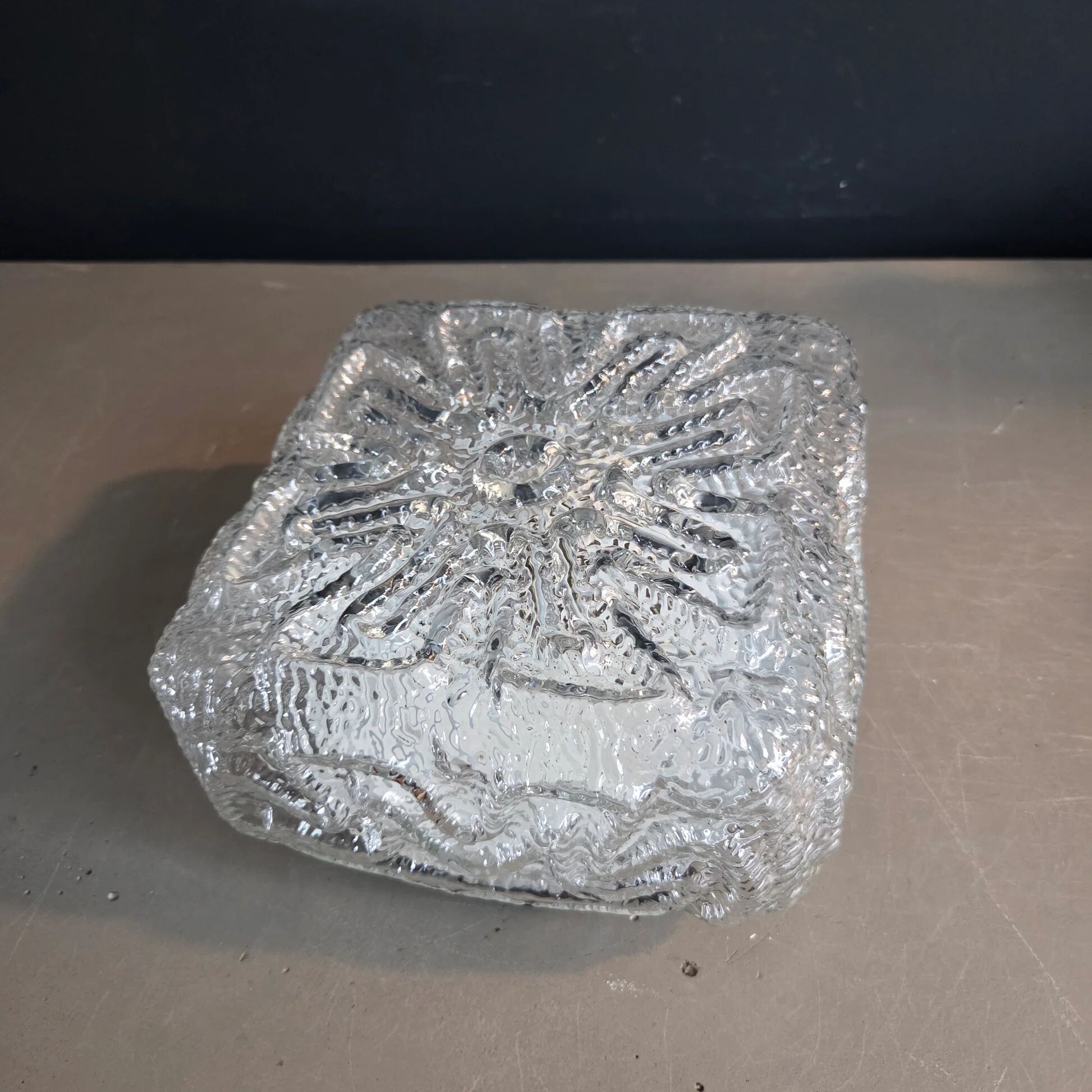 Plafonnier ou applique en verre moulé