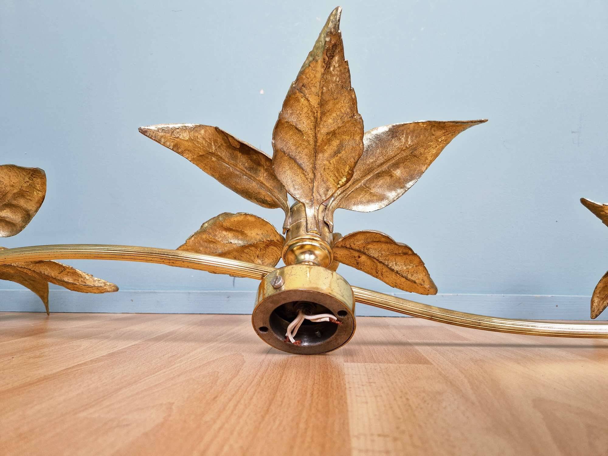 Grande applique murale florale en laiton et métal doré, Willy Daro, 1970