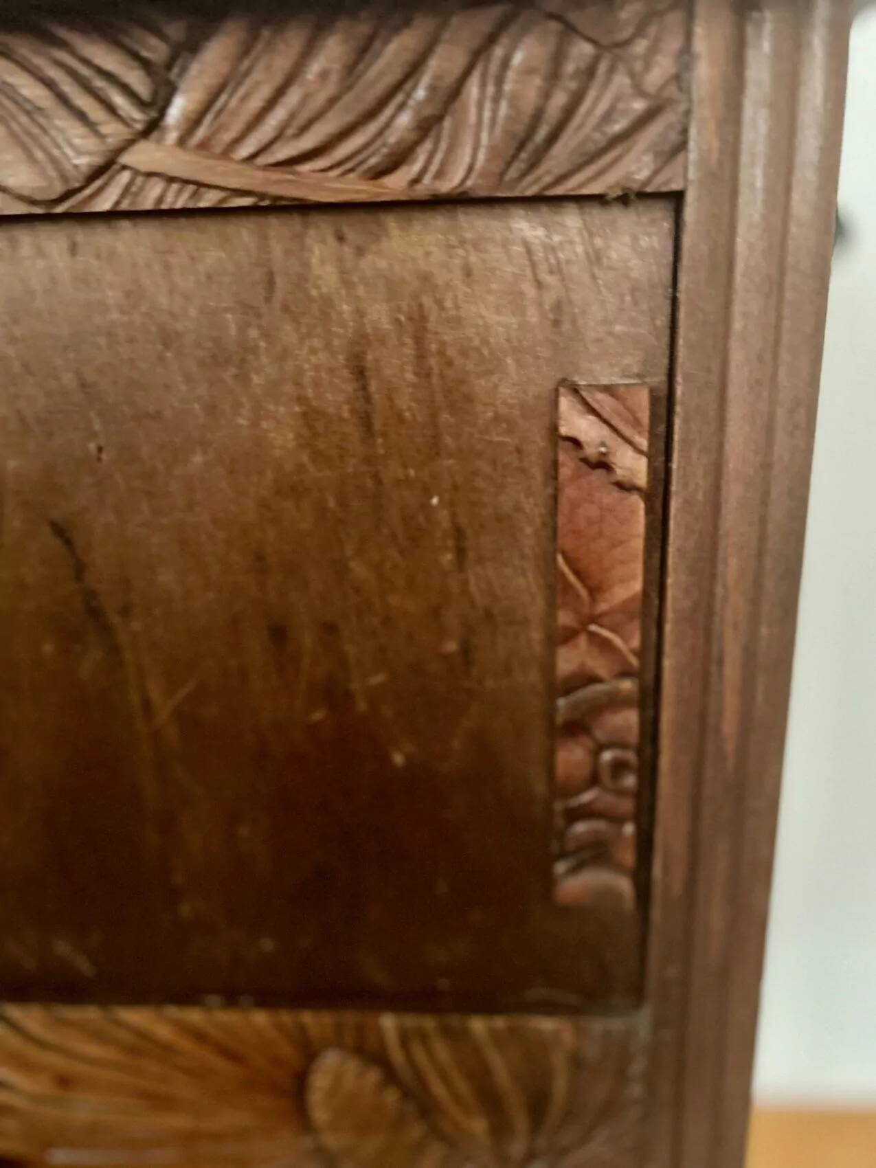 Petit meuble art déco aux portes coulissantes, atypique et joli