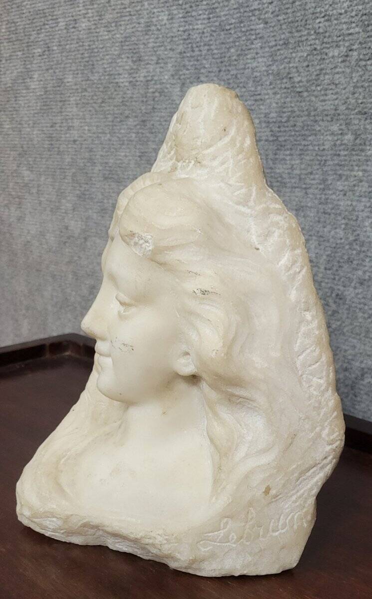 Sculpture en marbre, buste féminin