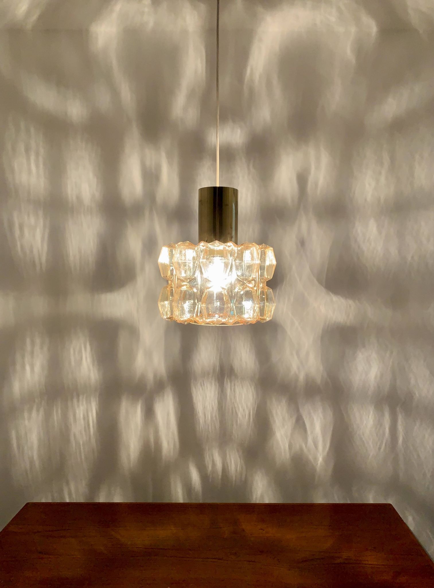 Suspension en verre bulle ambre par Helena Tynell pour Glashütte Limburg