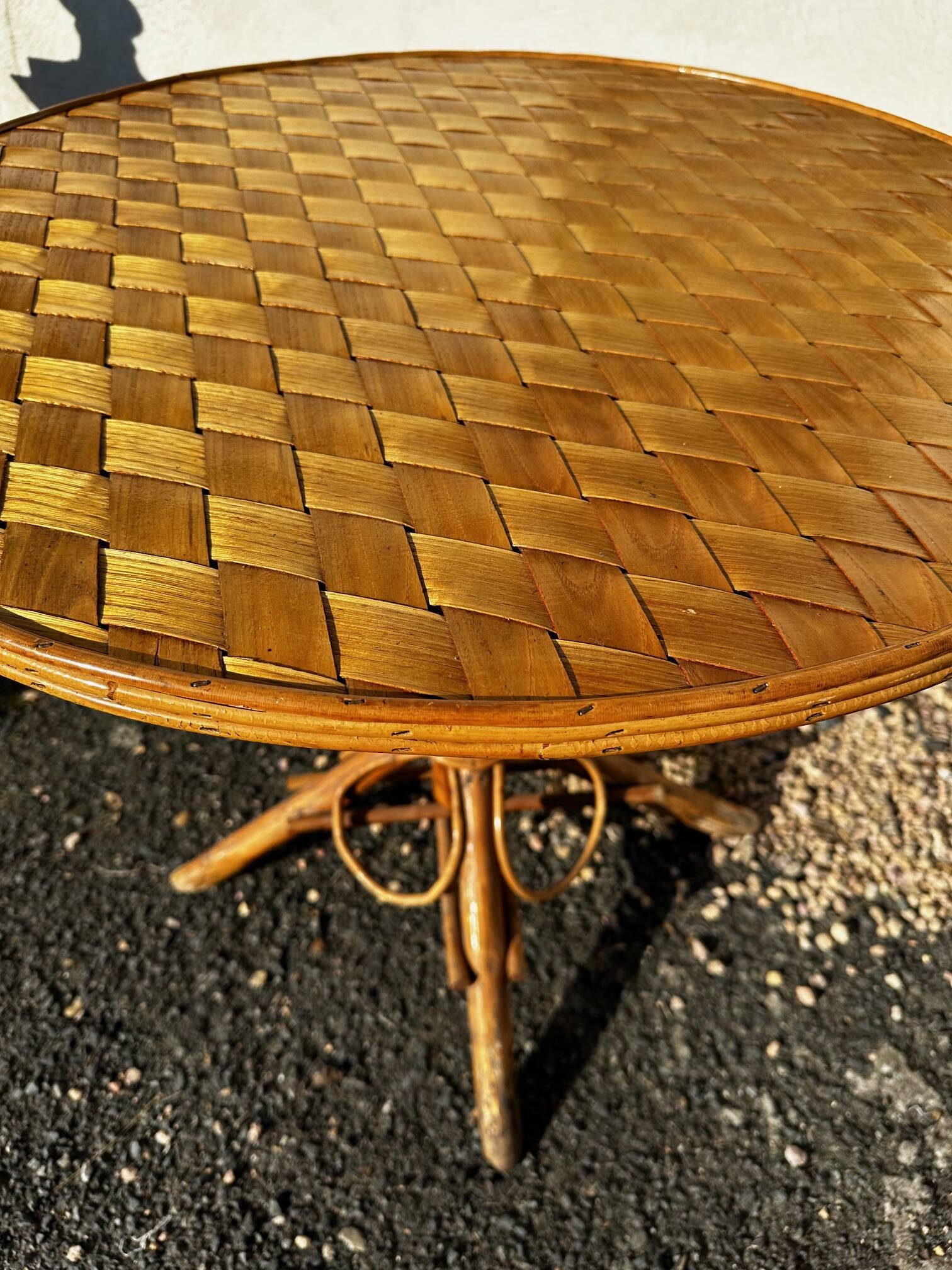 Rattan and chestnut living room