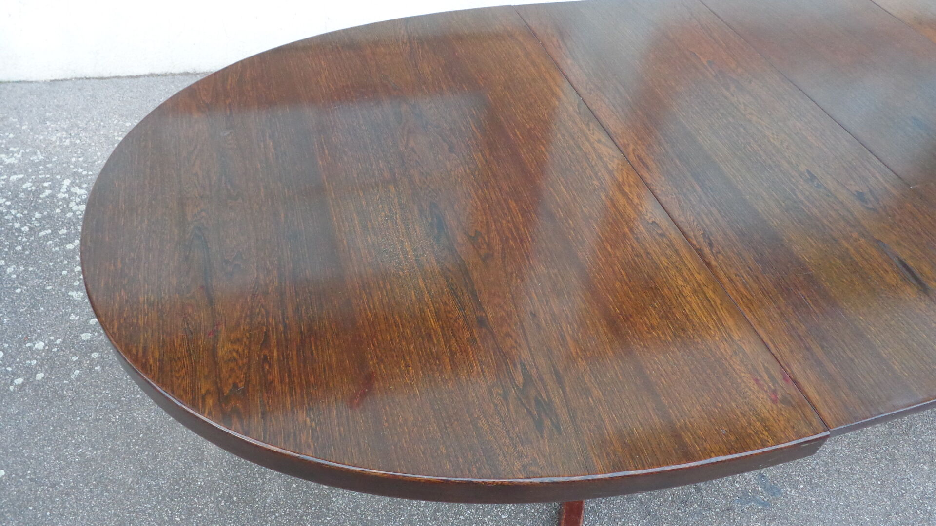 Dark tinted Baumann extendable table