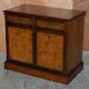 Buffet en noyer burr et quarter cut avec deux tiroirs et base d'armoire