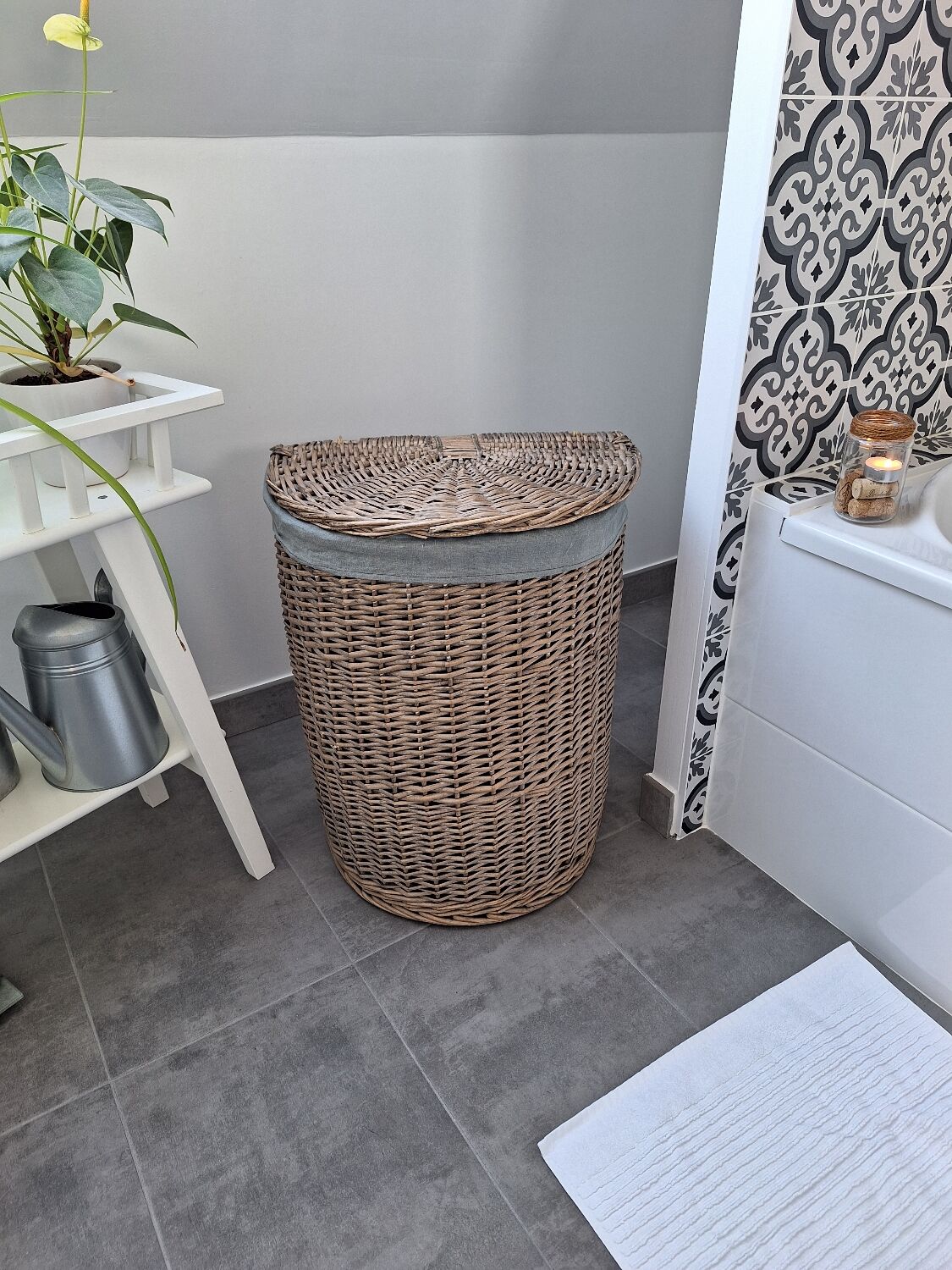 Wicker laundry basket