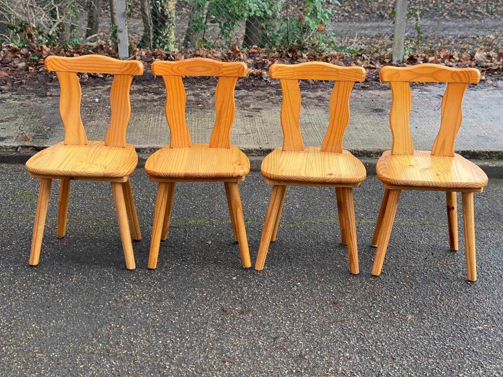 4 rounded Scandinavian dining chairs in solid pine from the 1980s.