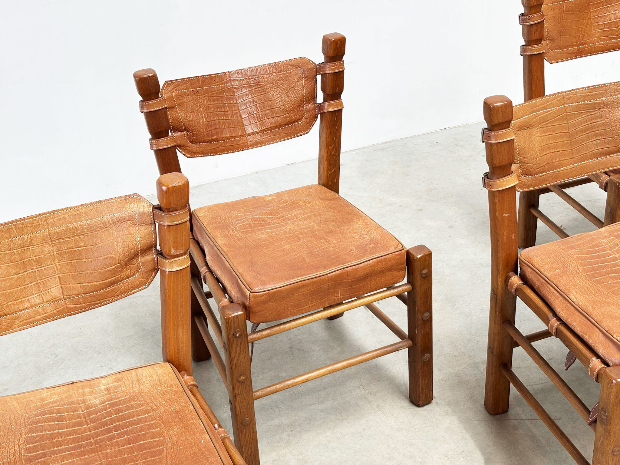 Ensemble de six chaises de salle à manger en cuir brutalistes