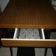 Table en formica marron avec 2 rallonges et tiroir