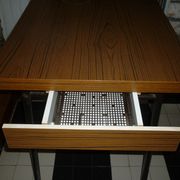 Table en formica marron avec 2 rallonges et tiroir