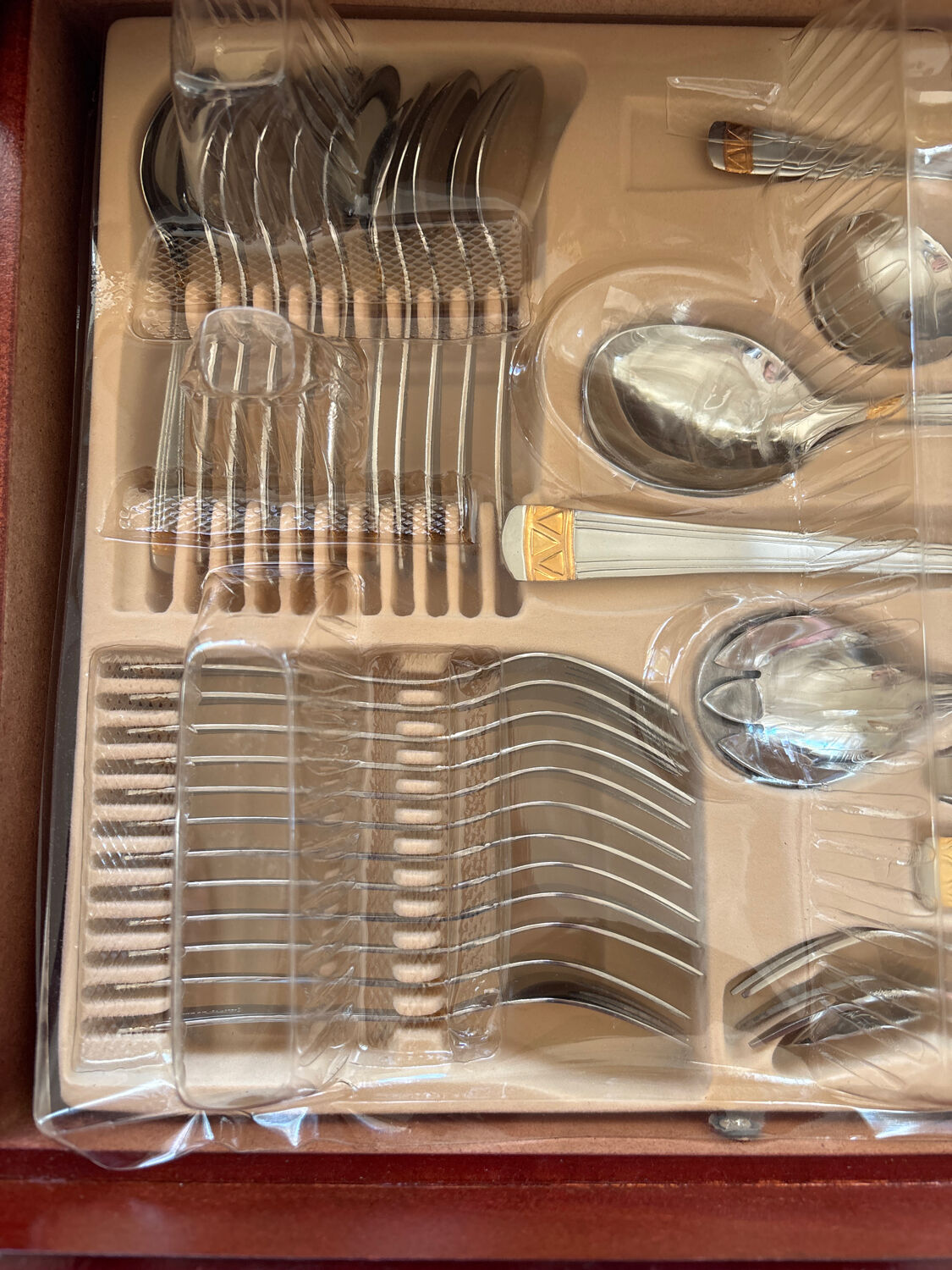 72-piece cutlery set