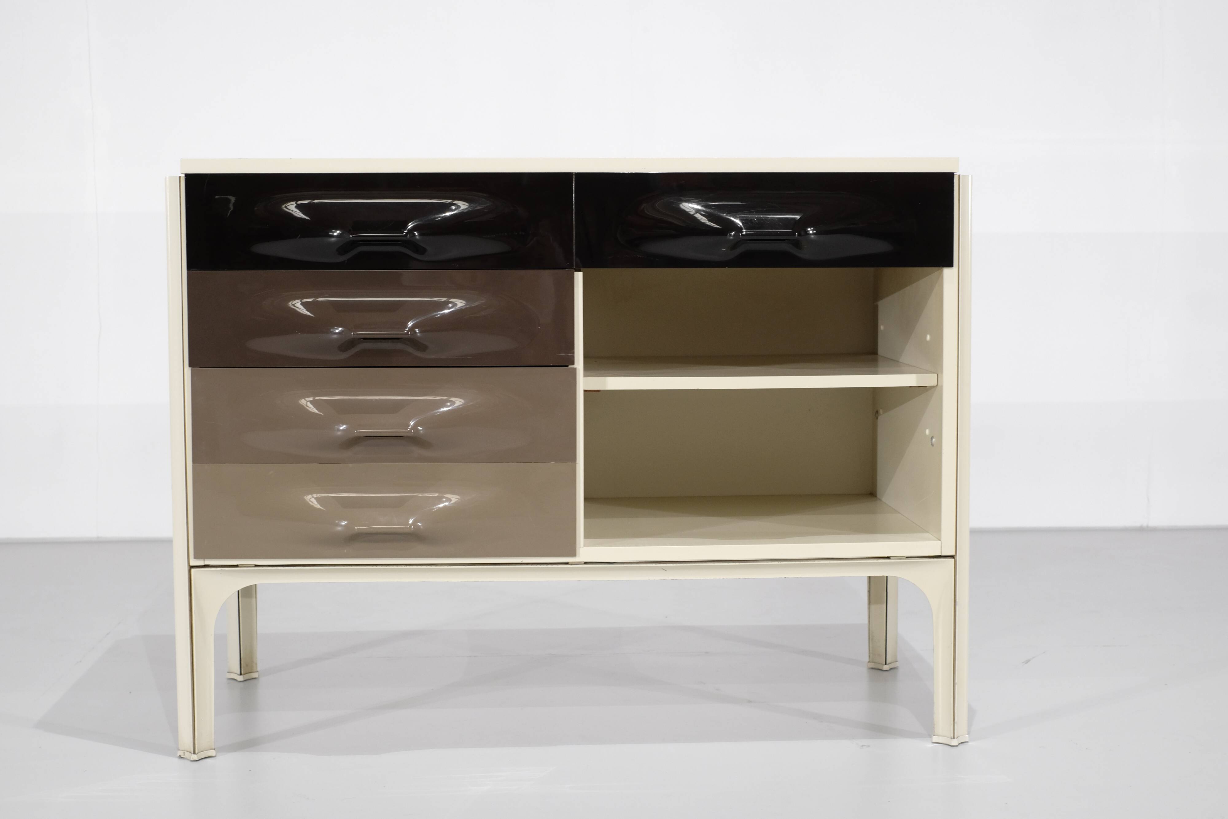 Desk "DF2000" designed by Raymond Loewy for Doubinsky Frères, France.