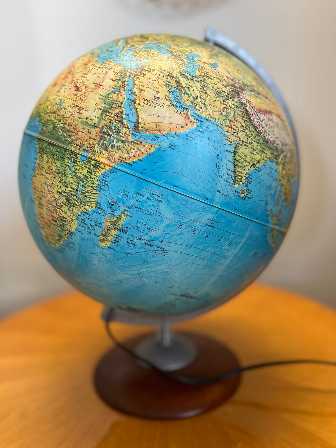Globe terrestre lumineux vintage