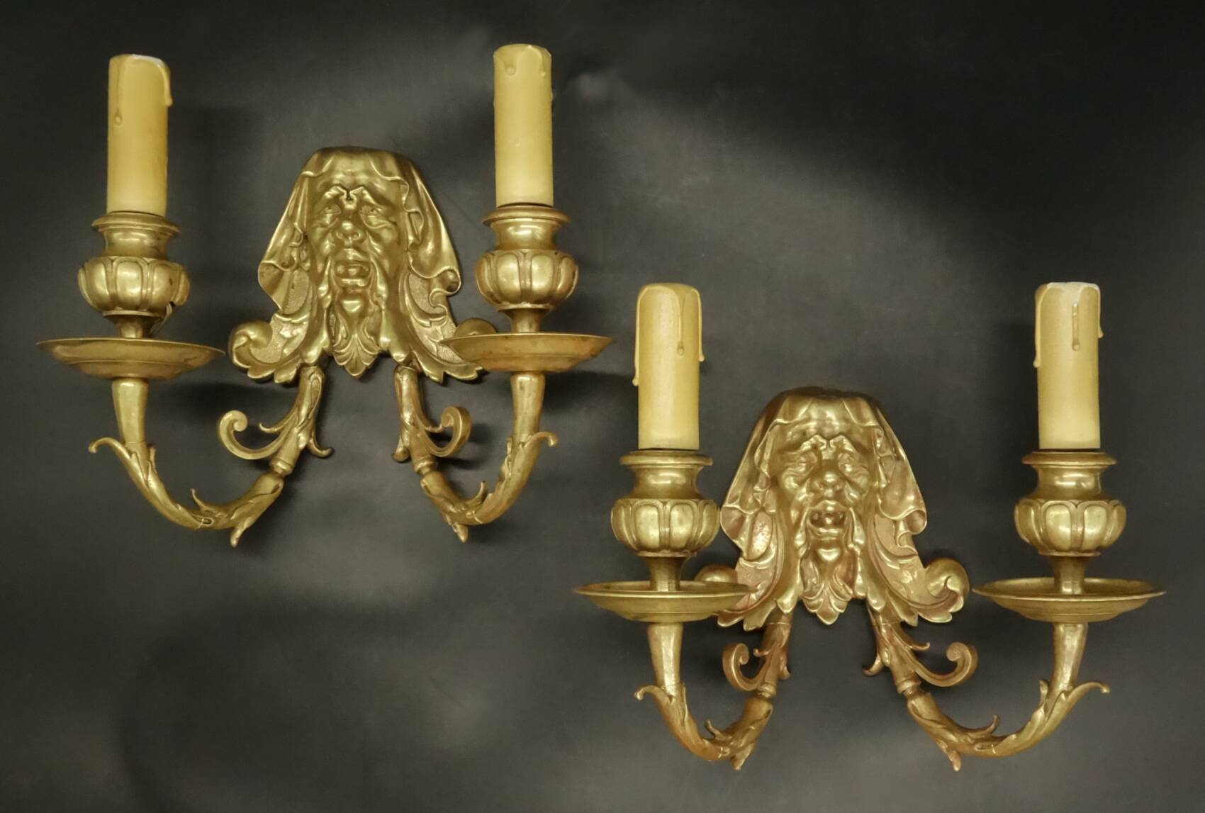 Pair of wall sconces with grotesque heads in 19th-century Renaissance style - bronze