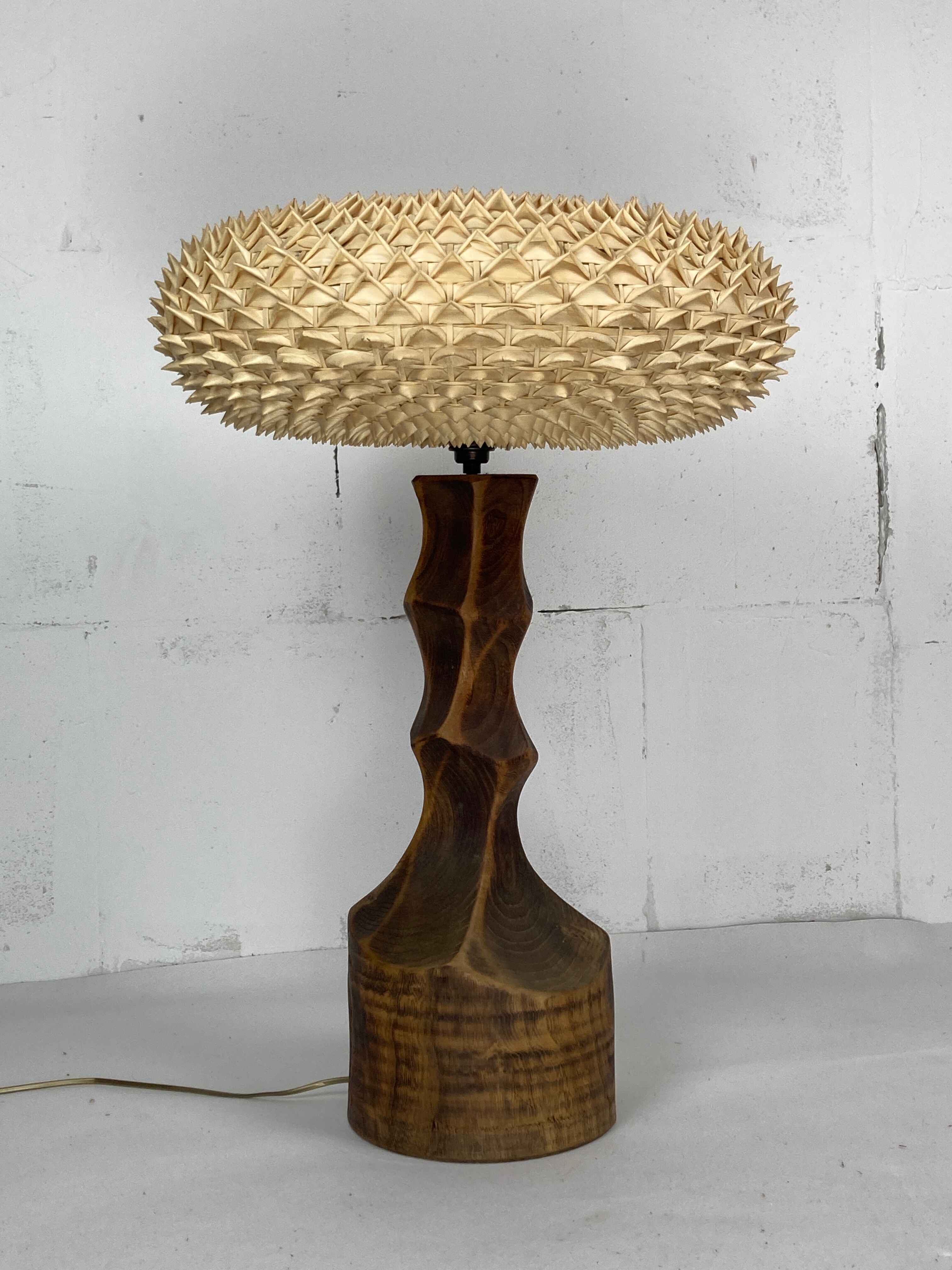 Large brutalist table lamp with rattan shade, Dutch ca 1960s ( 76 cm )