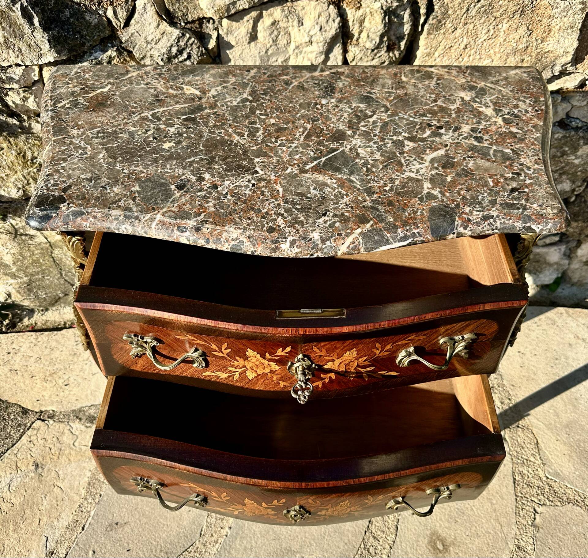 Petite commode sauteuse de style Louis XV .