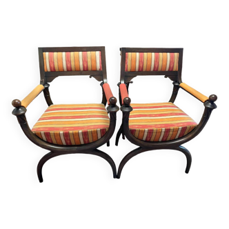 Deux chaises en tissu tapissé Curule / Dagobert
