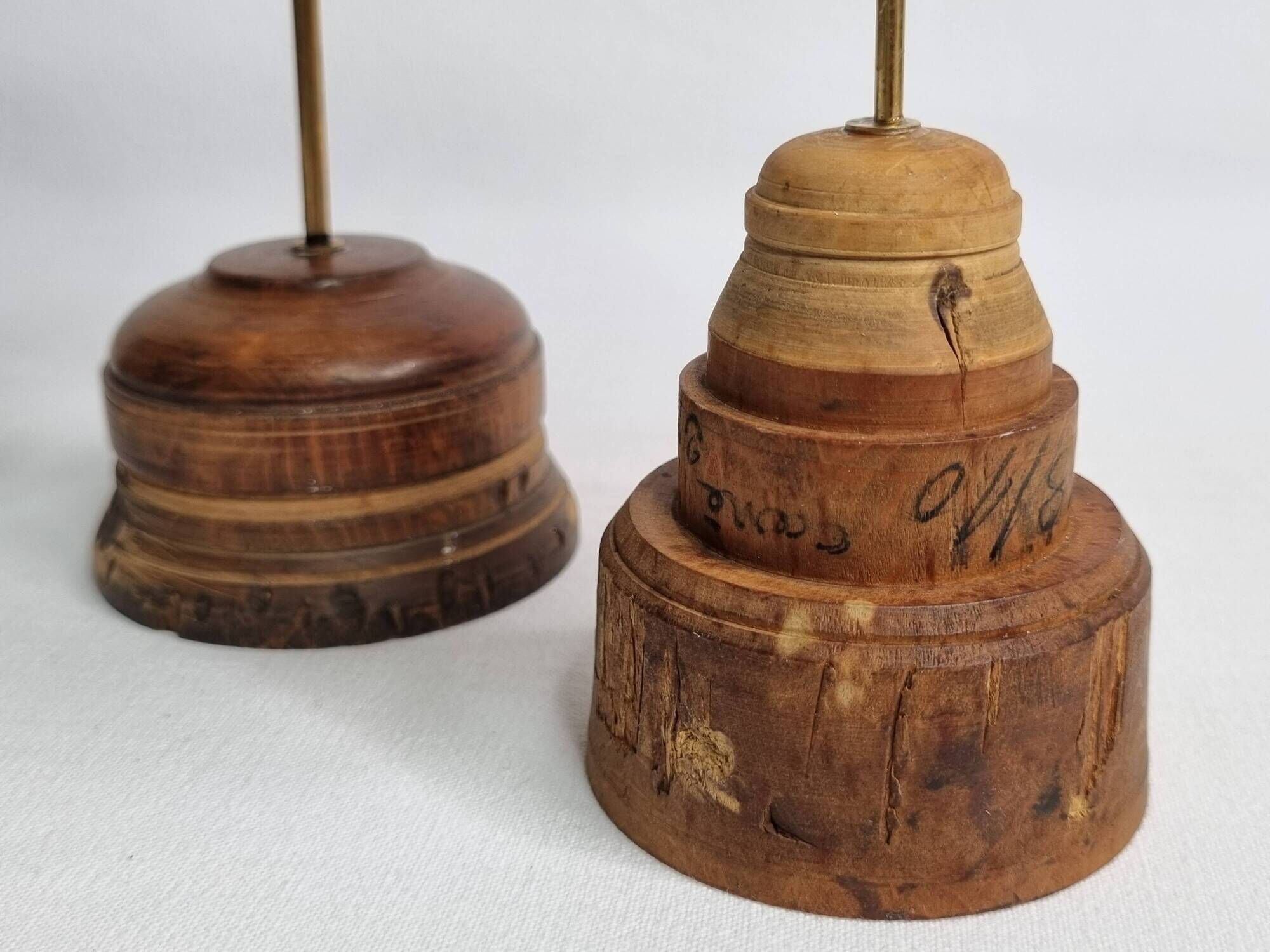 Paire d'anciens coraux blancs sur socles en bois industriel, 21 cm