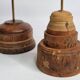 Paire d'anciens coraux blancs sur socles en bois industriel, 21 cm