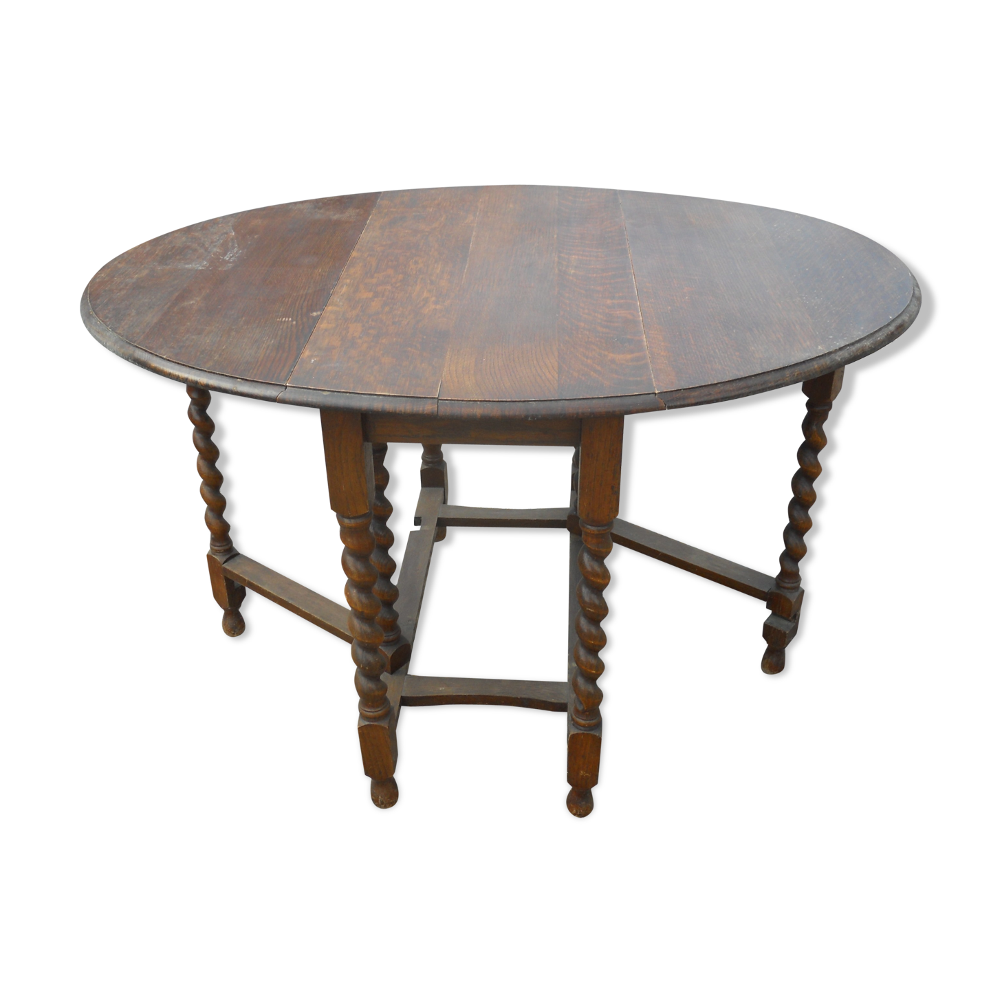Oval folding table with turned legs