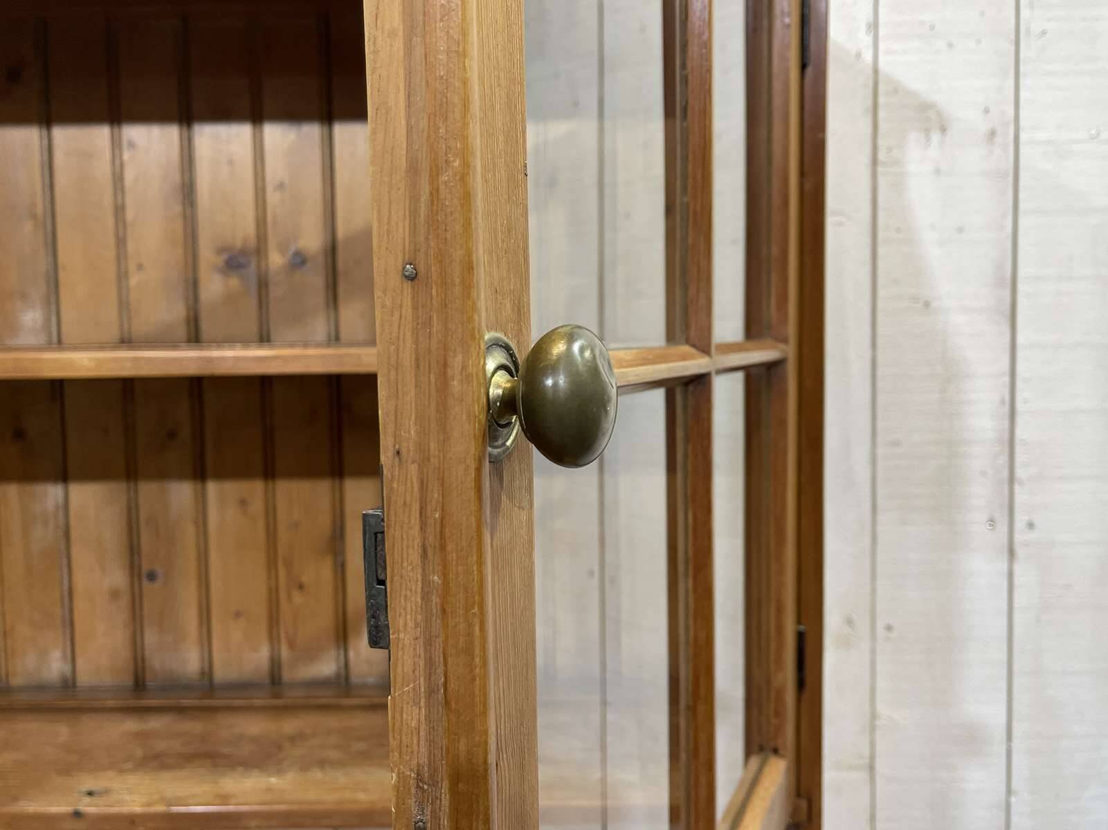 Buffet 2 corps anglais en sapin et noyer des années 1930