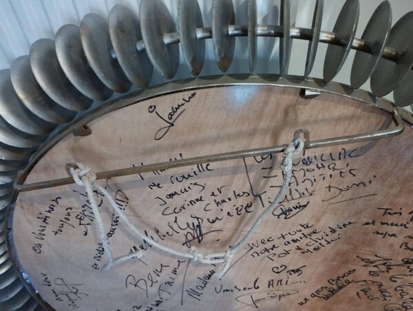 Grand miroir brutaliste type soleil, rond, fait main - Art Populaire