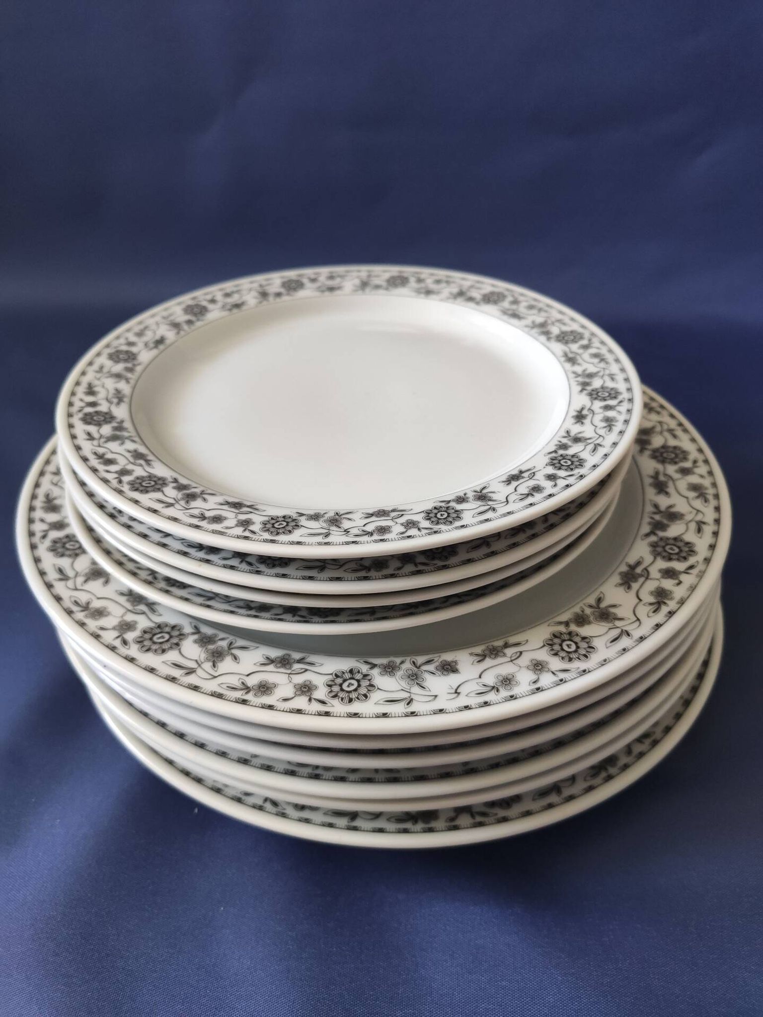 Set of 6 dinner plates and 4 dessert plates, made of porcelain.