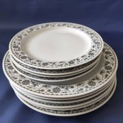 Set of 6 dinner plates and 4 dessert plates, made of porcelain.