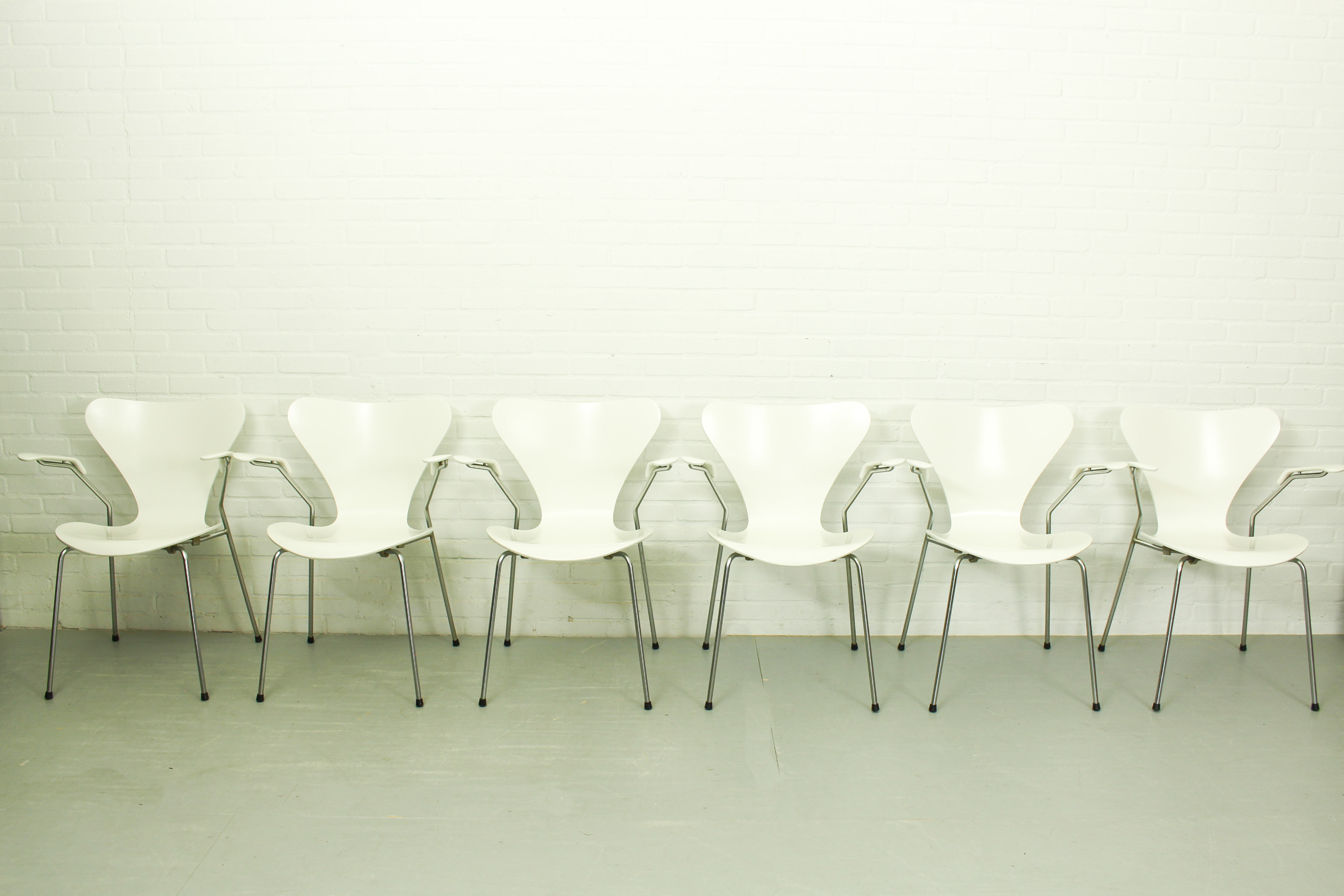 Set of 6 Arne Jacobsen 3207 Armchairs and Dining Table A826 by  Arne Jacobsen for Fritz Hansen