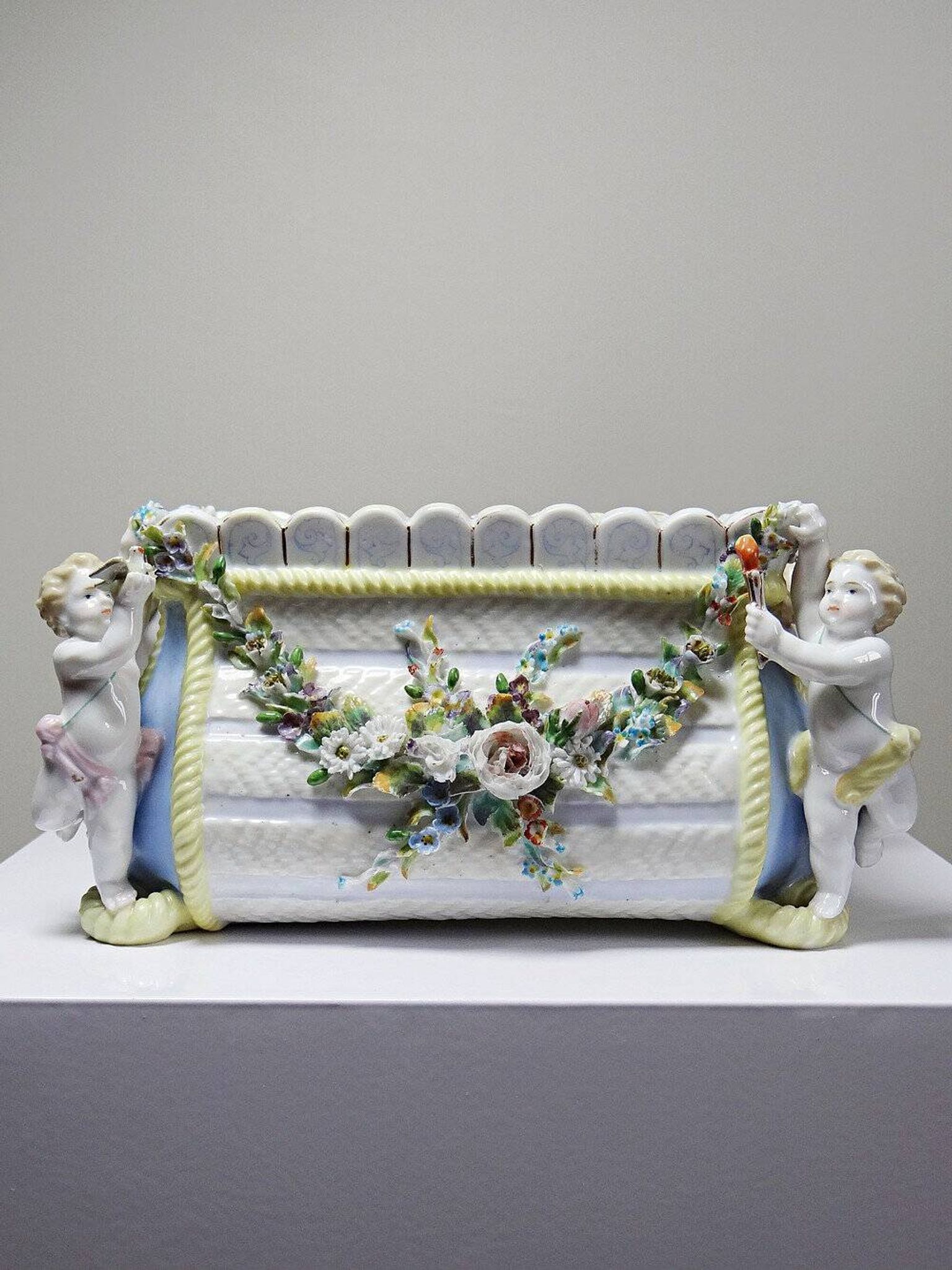 Small porcelain planter in antique German Putti style Meissen from the 19th century.