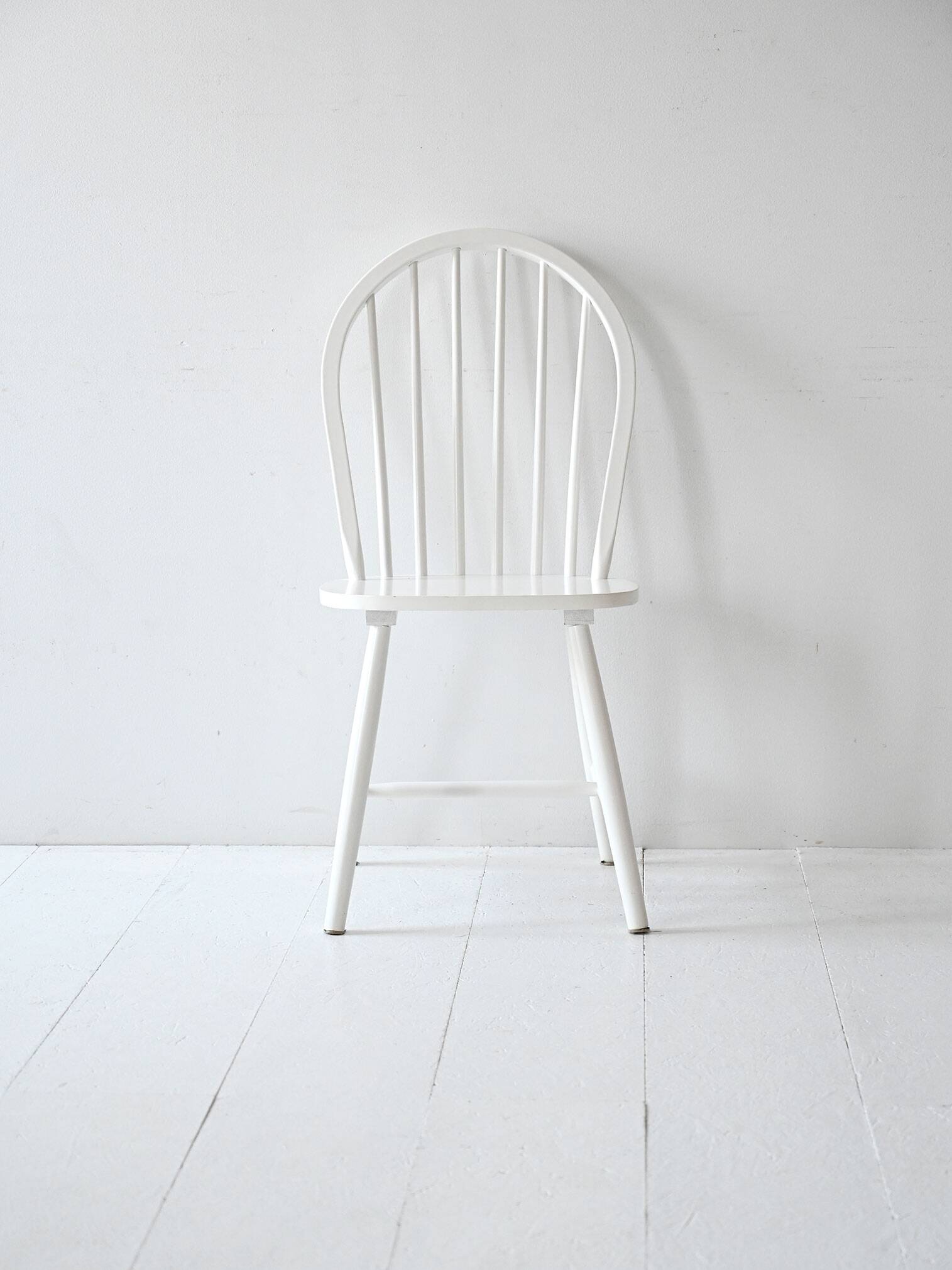 Set of 4 Contemporary White Scandinavian Chairs