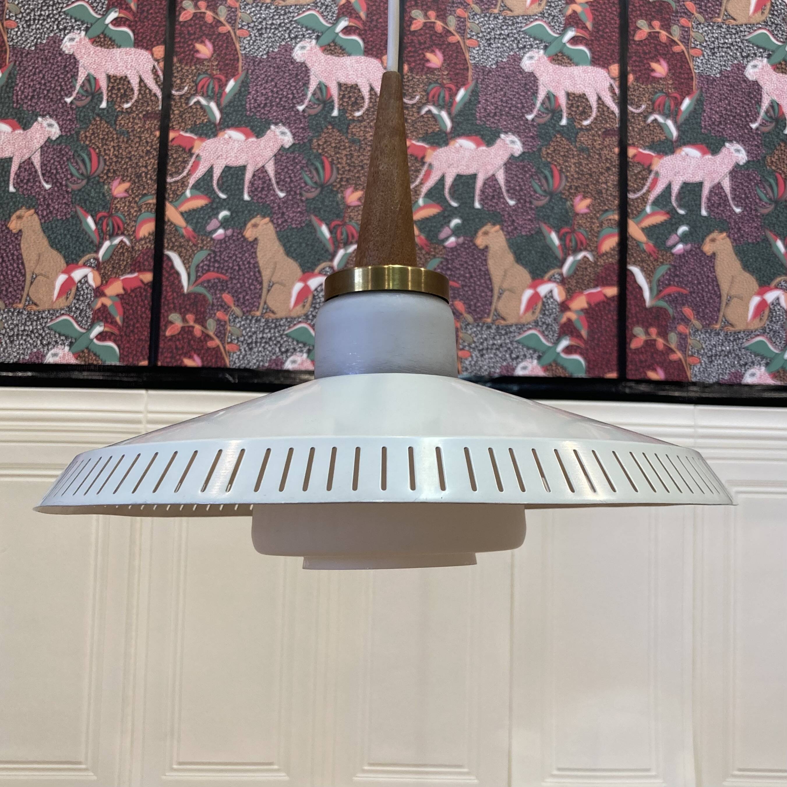 Scandinavian suspension design 1950 metal and opaline.