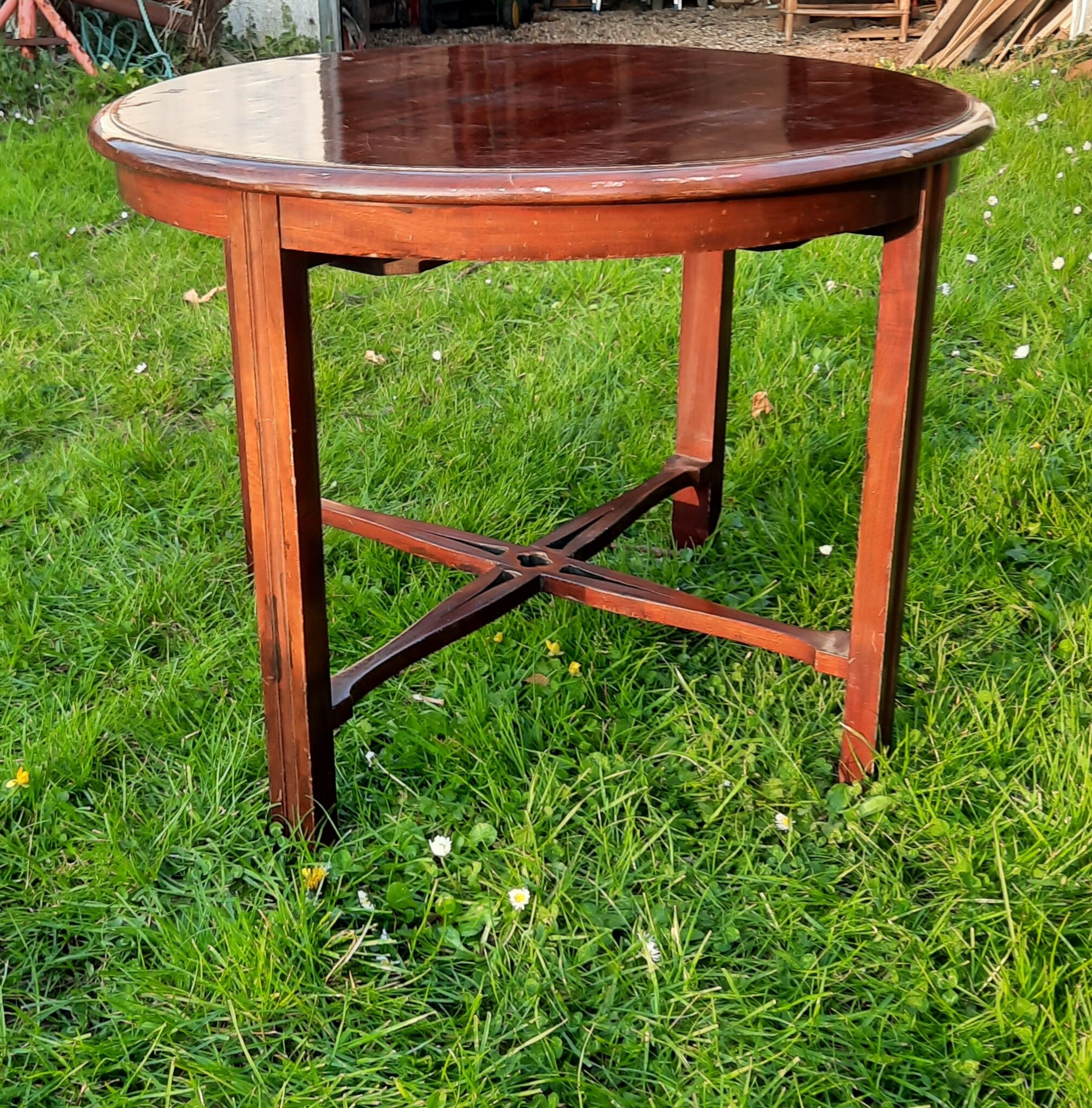 Circular coffee table