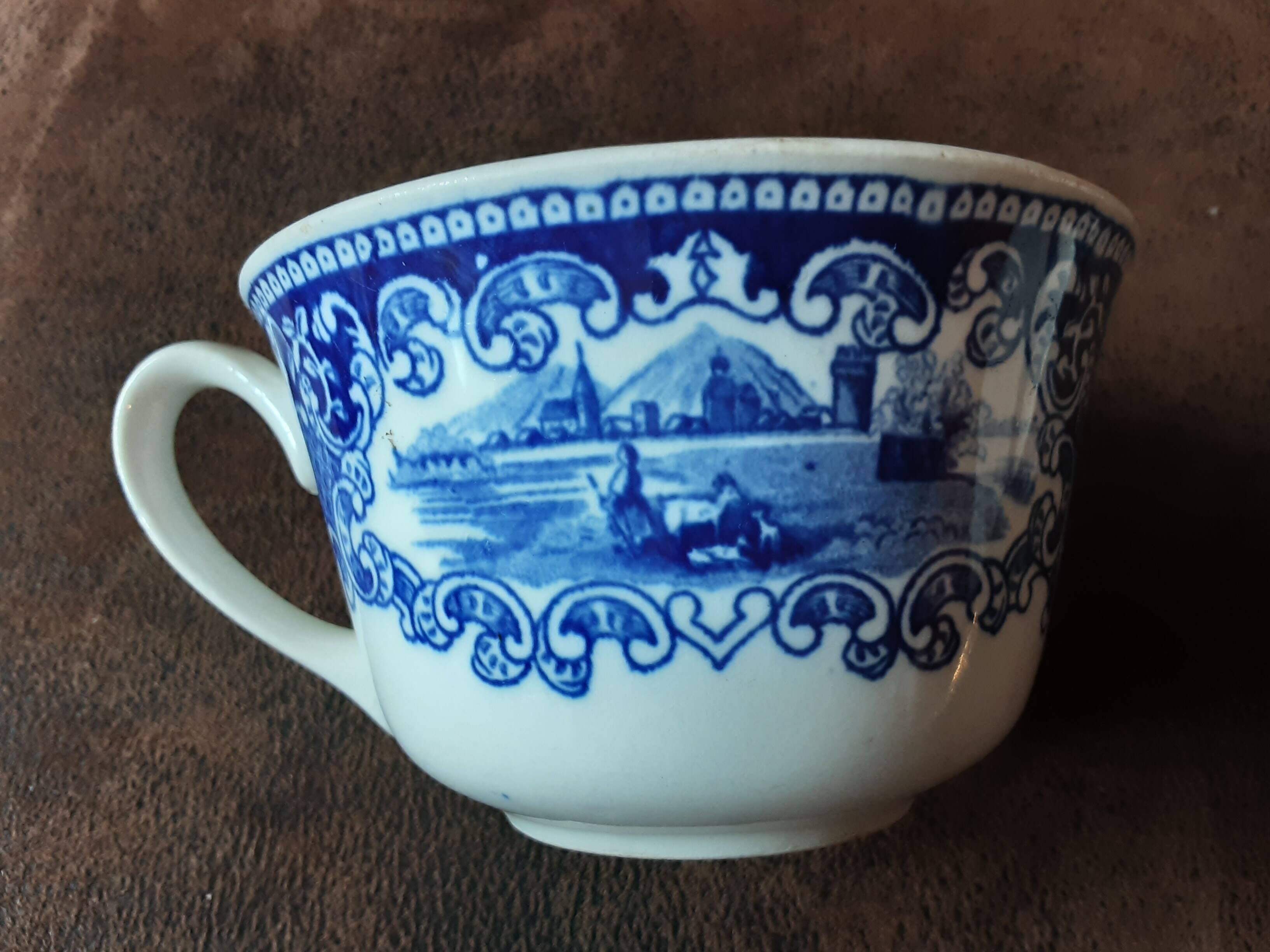 Set of 2 England cups and saucer