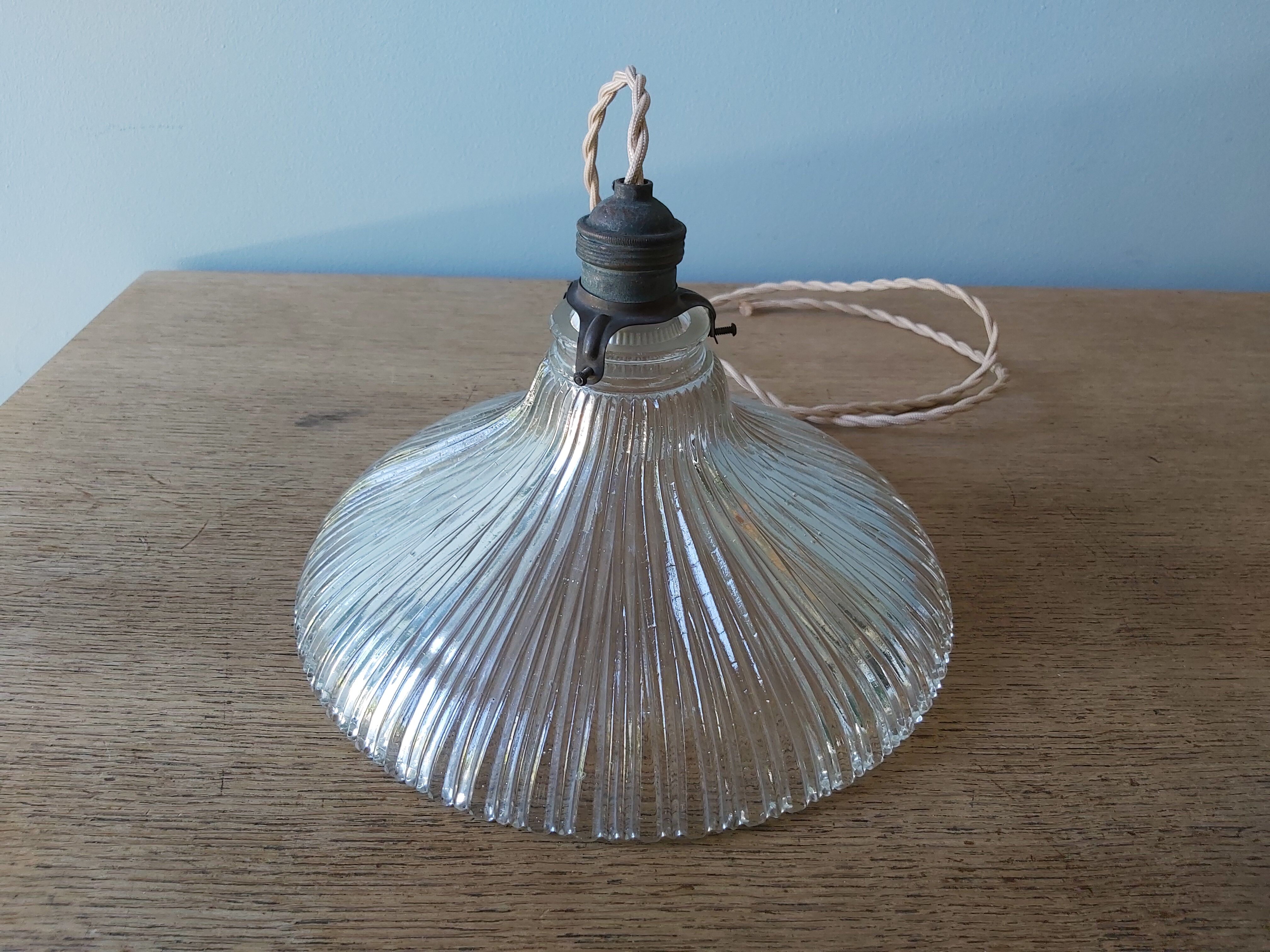 Rain-moulded transparent glass hanging lamp