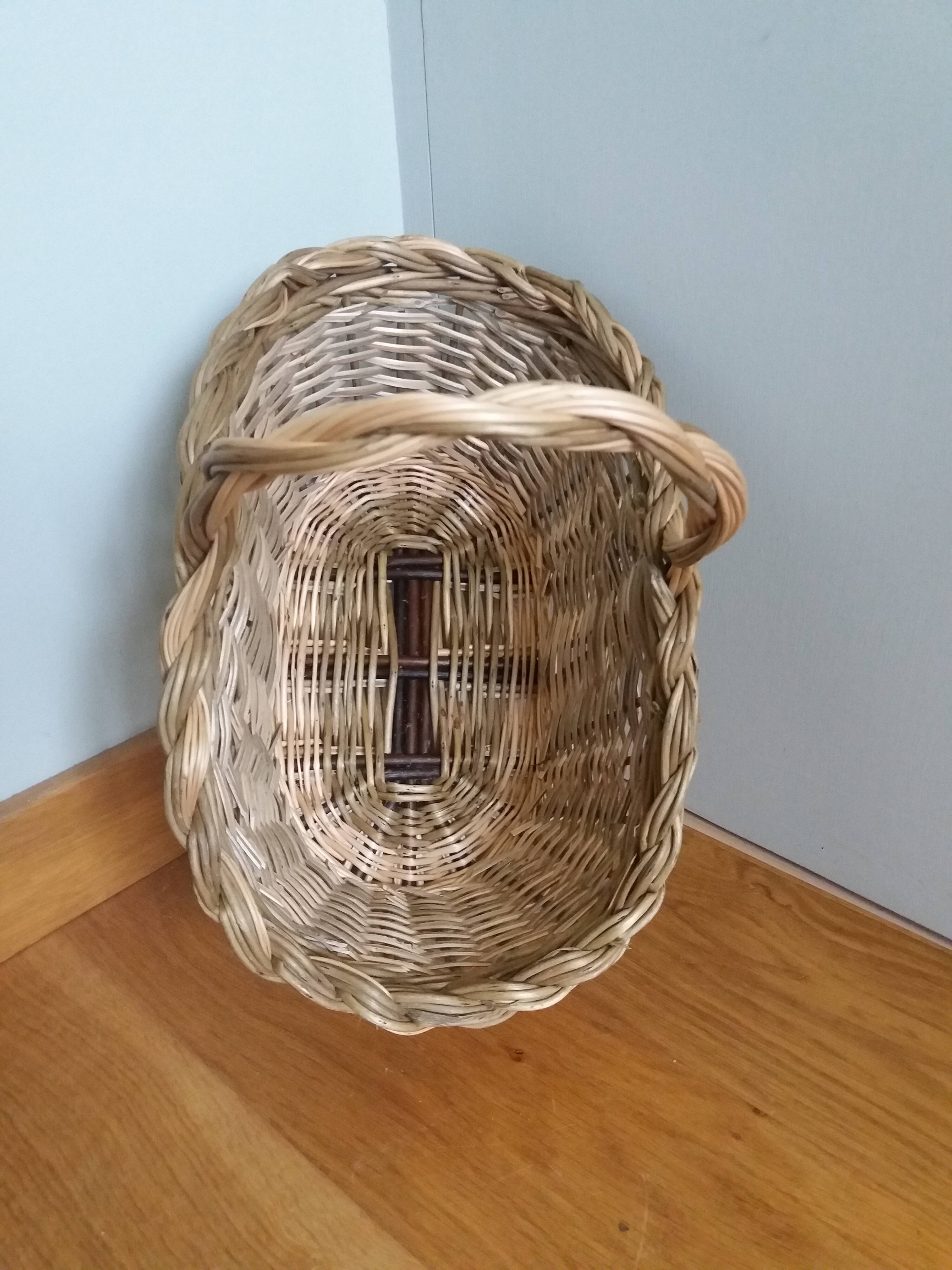Basket with wicker basket handle