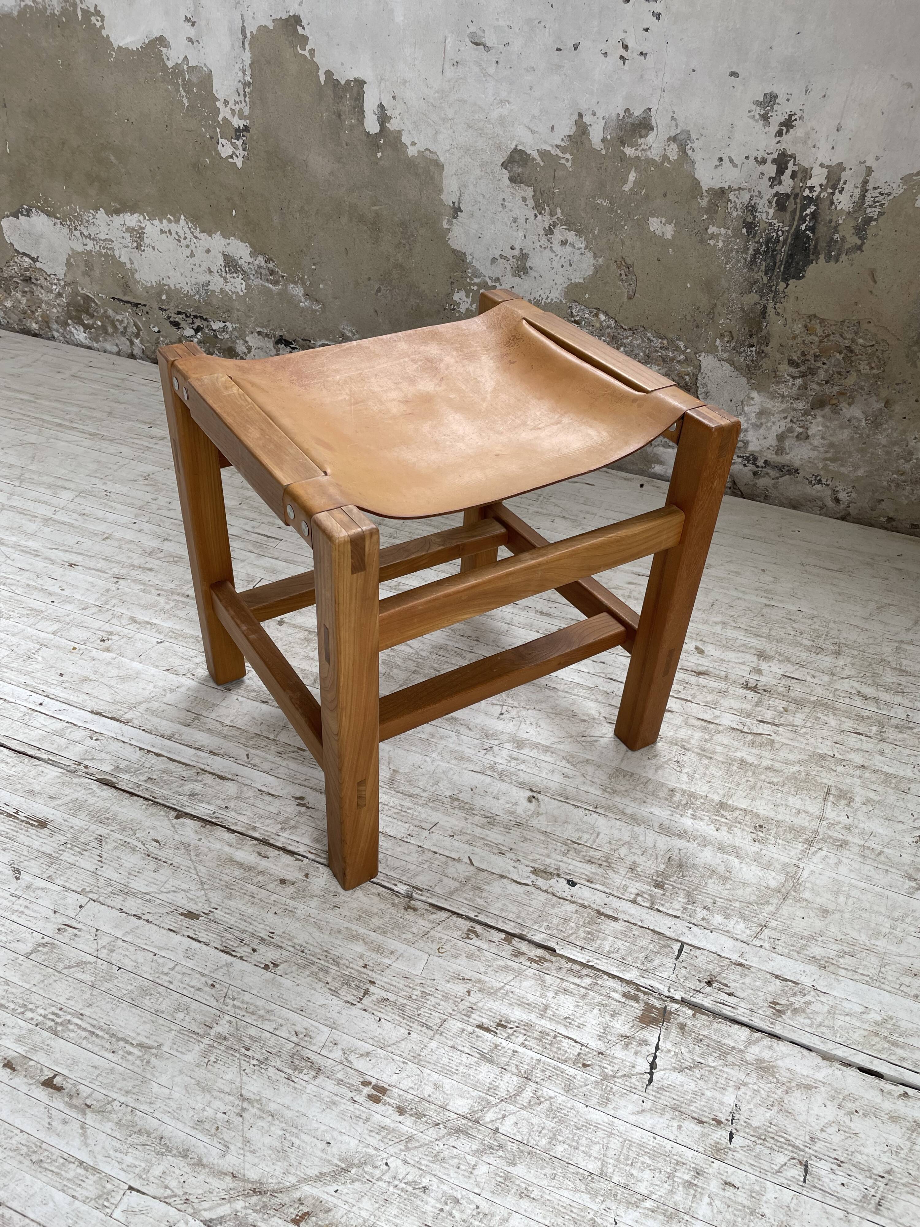 Solid elm and leather stool Maison Regain