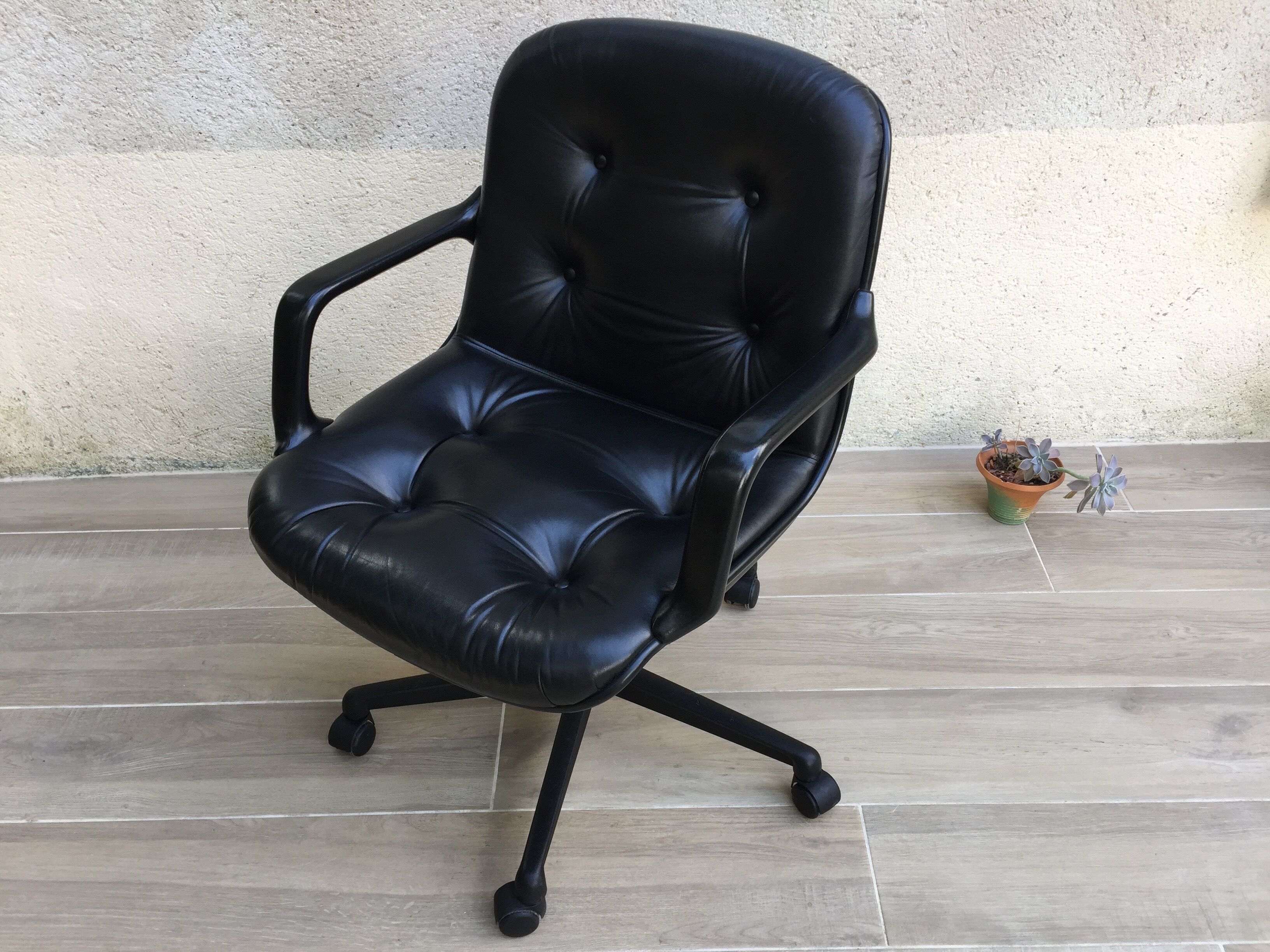 Comforto leather armchair by Mobilier international
