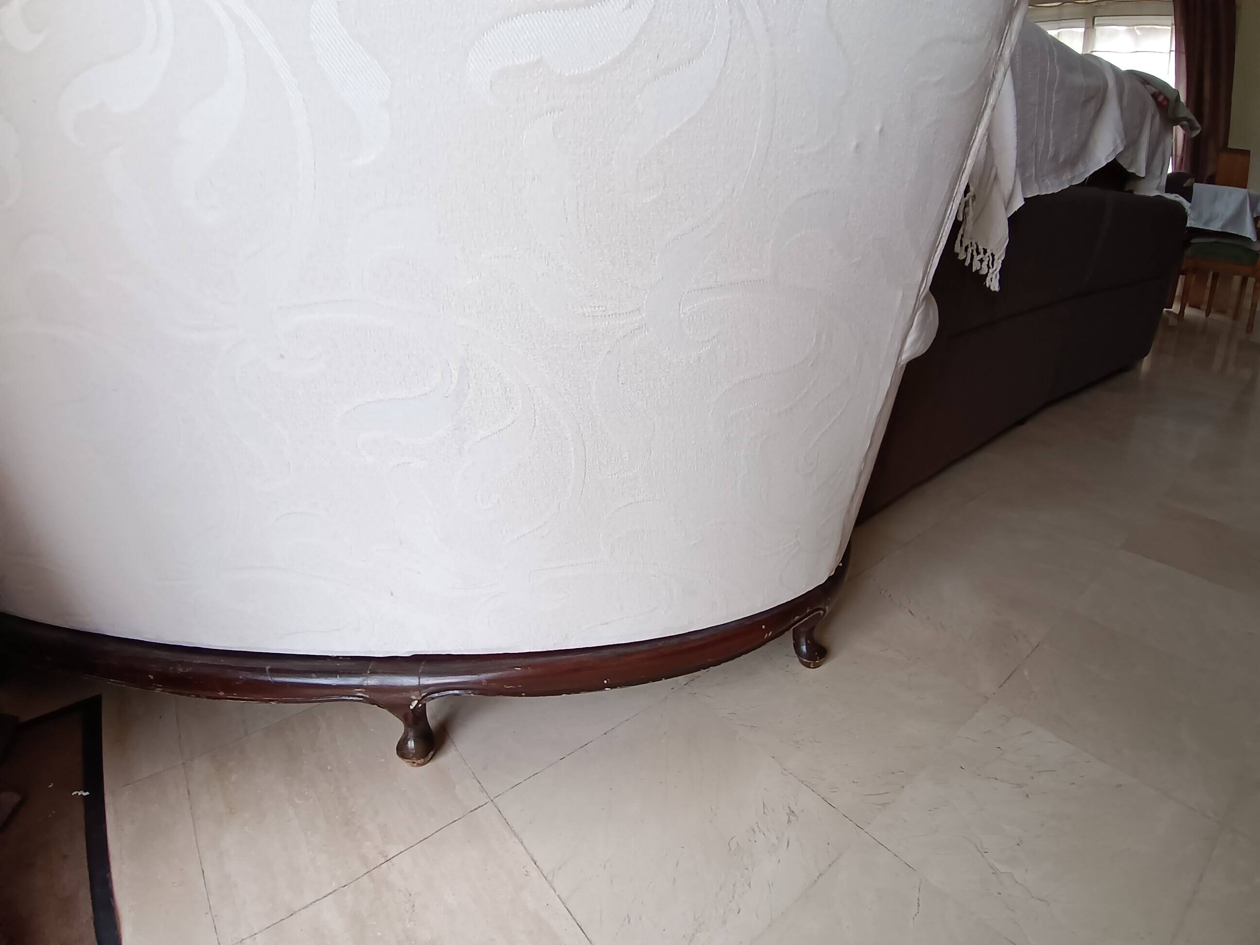 Vintage white curved tufted three-seater canapé