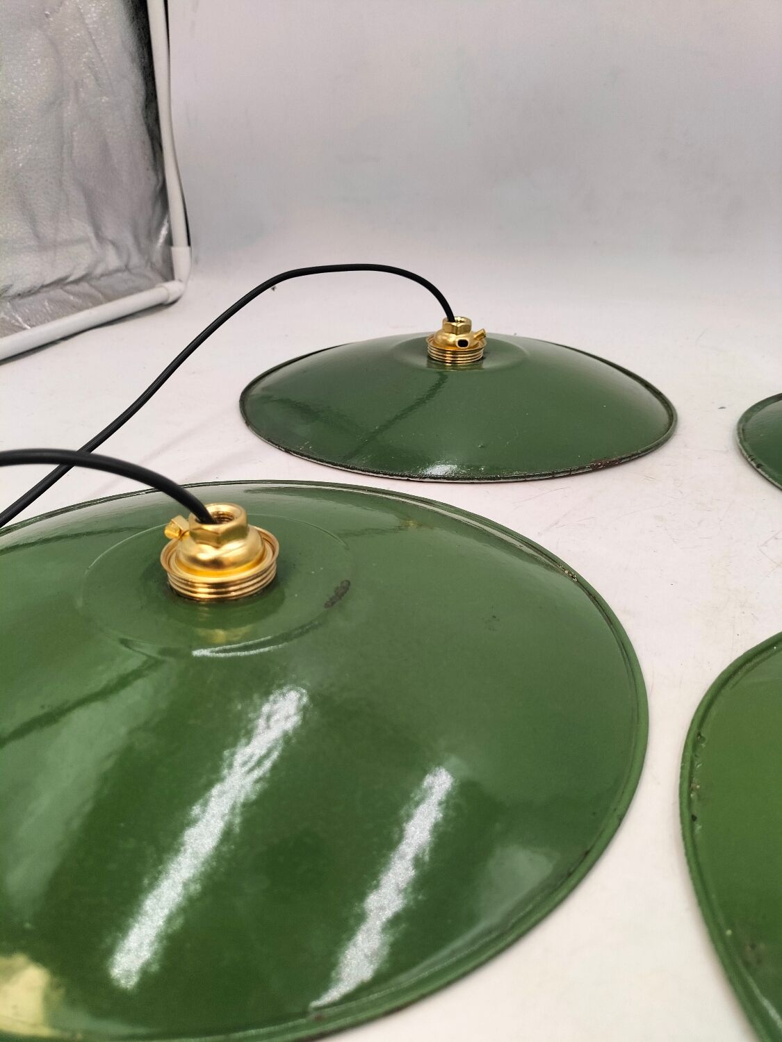 Suspensions in enamelled sheets