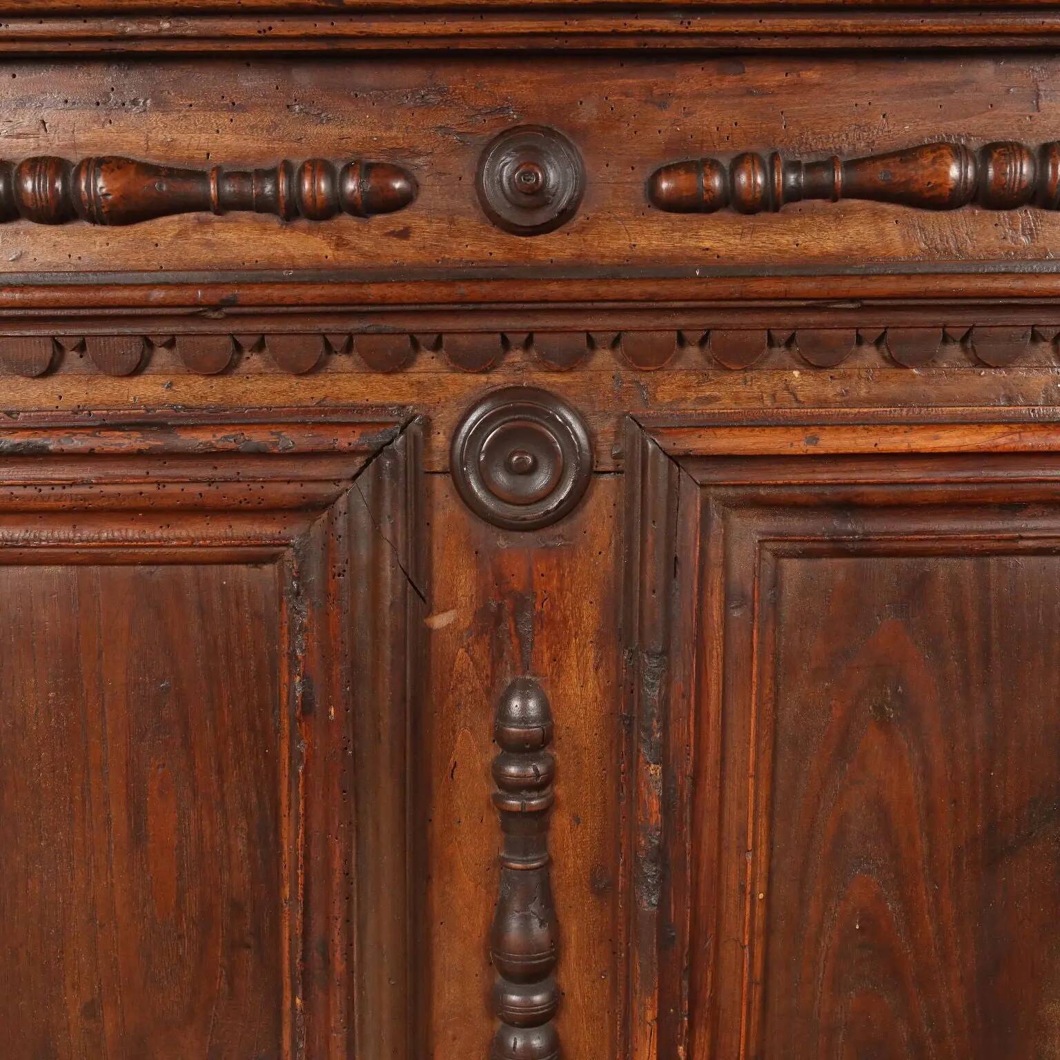 Ancient baroque chest in walnut and chestnut, Italy, 18th century
