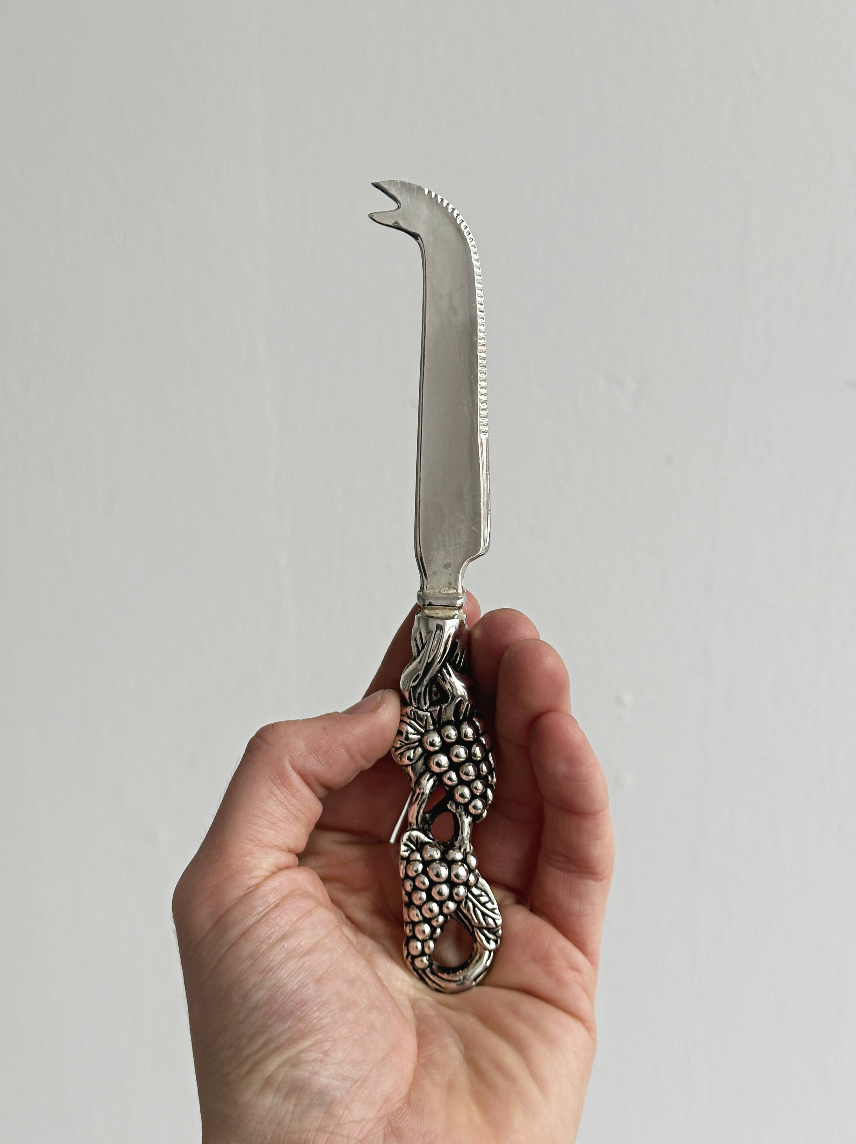 Butter or cheese knife with vine motif