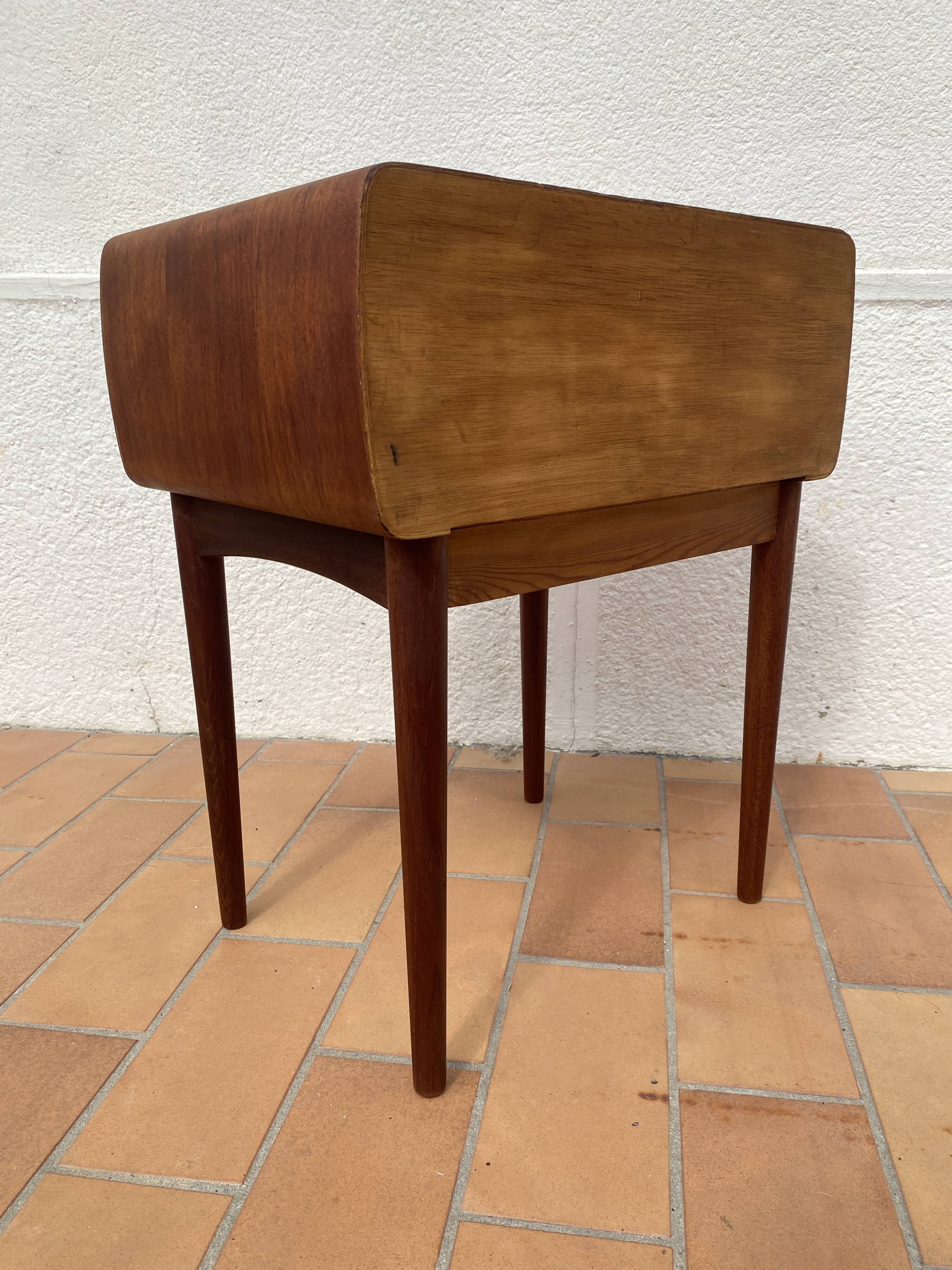 Vintage Scandinavian design bedside table in teak by the Danish Andersen.