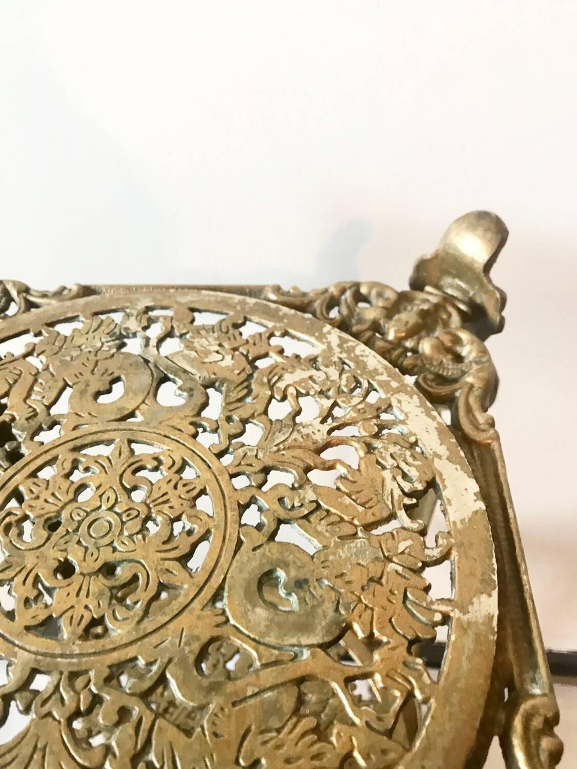 Paire de sellettes en laiton doré des années 1930