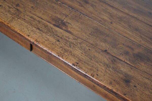 Table à manger rustique française du début du XXe siècle en bois fruitier et chêne