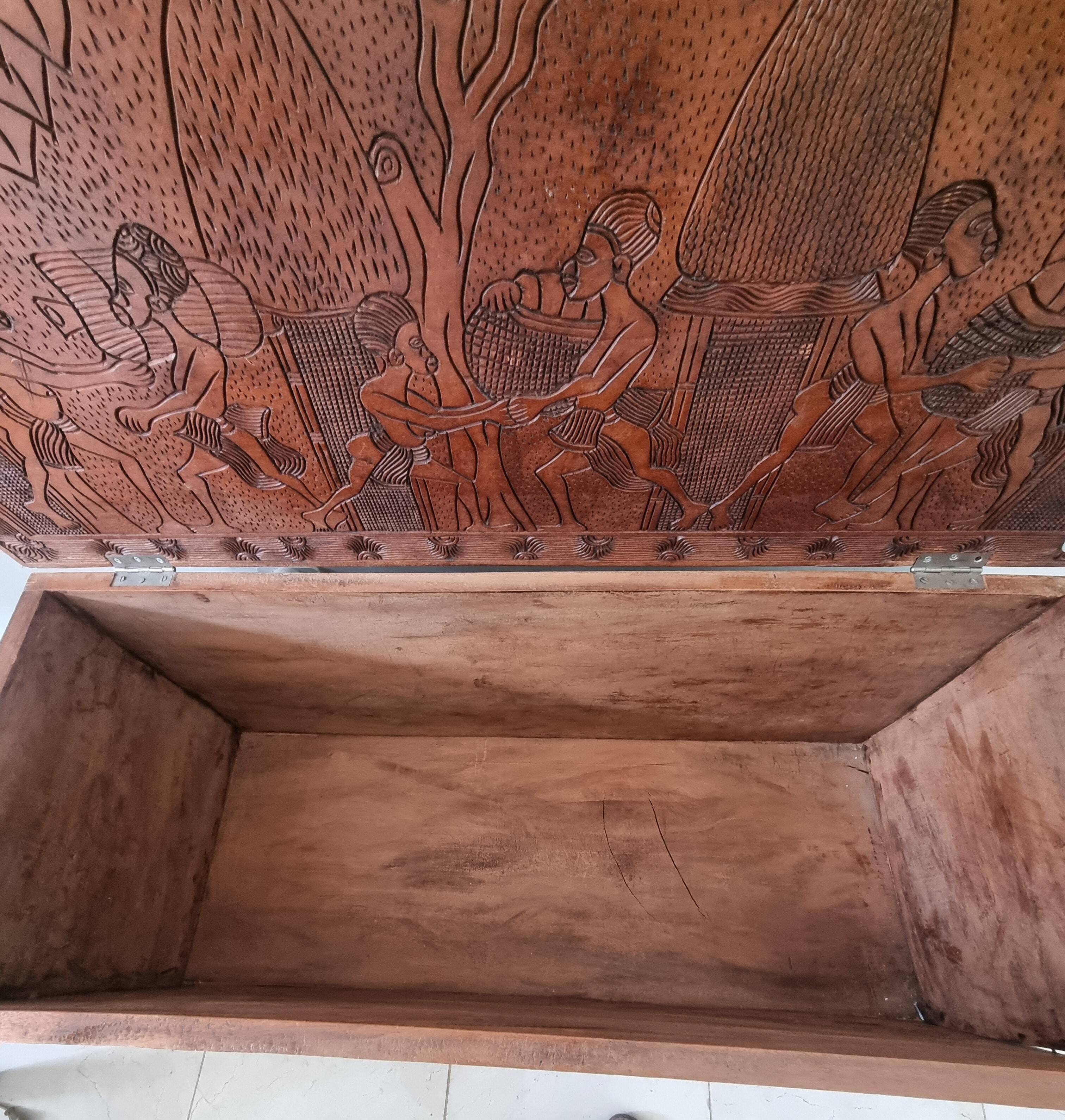Coffre en bois exotique sculpté