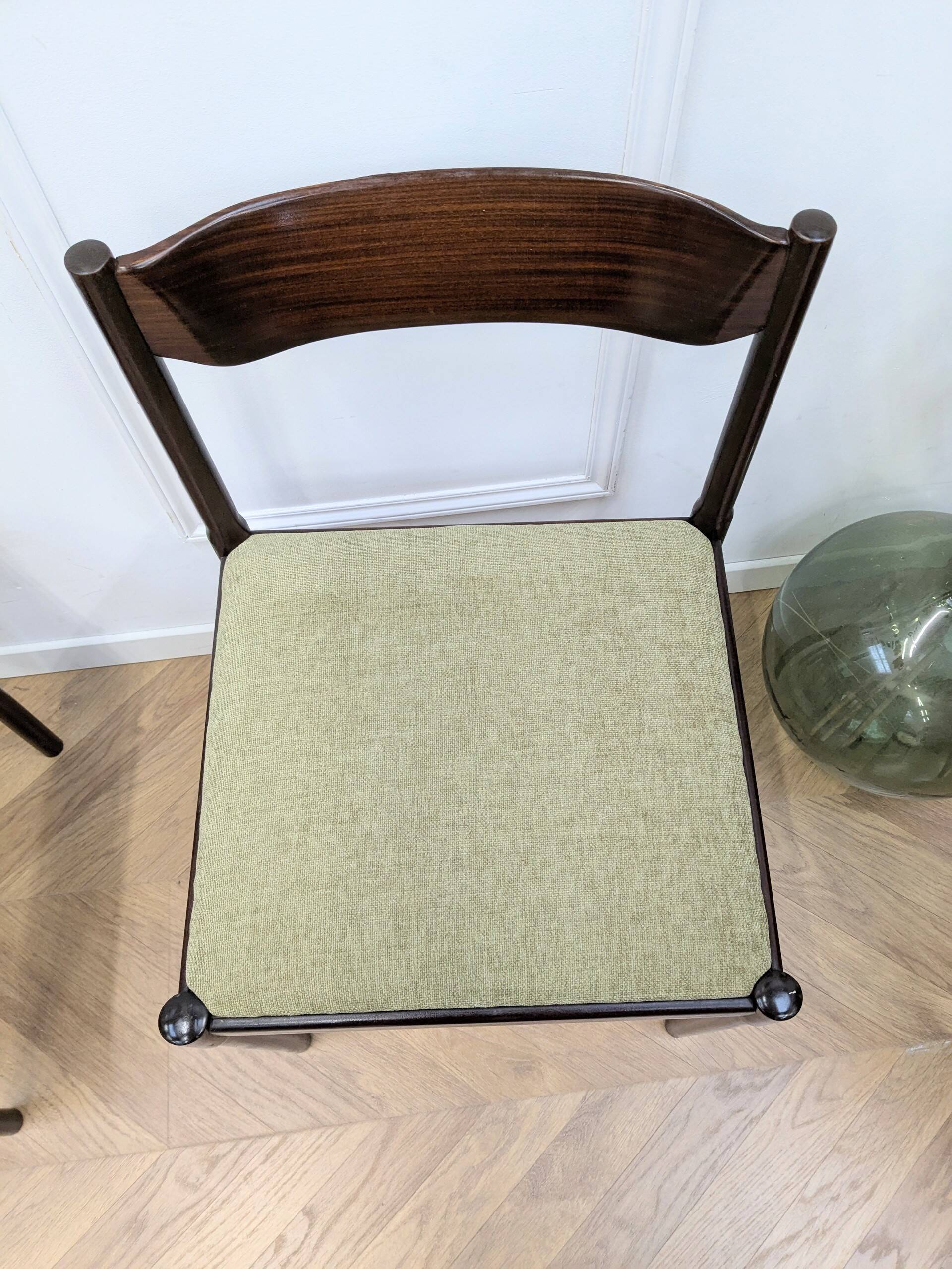 6 green Scandinavian chairs