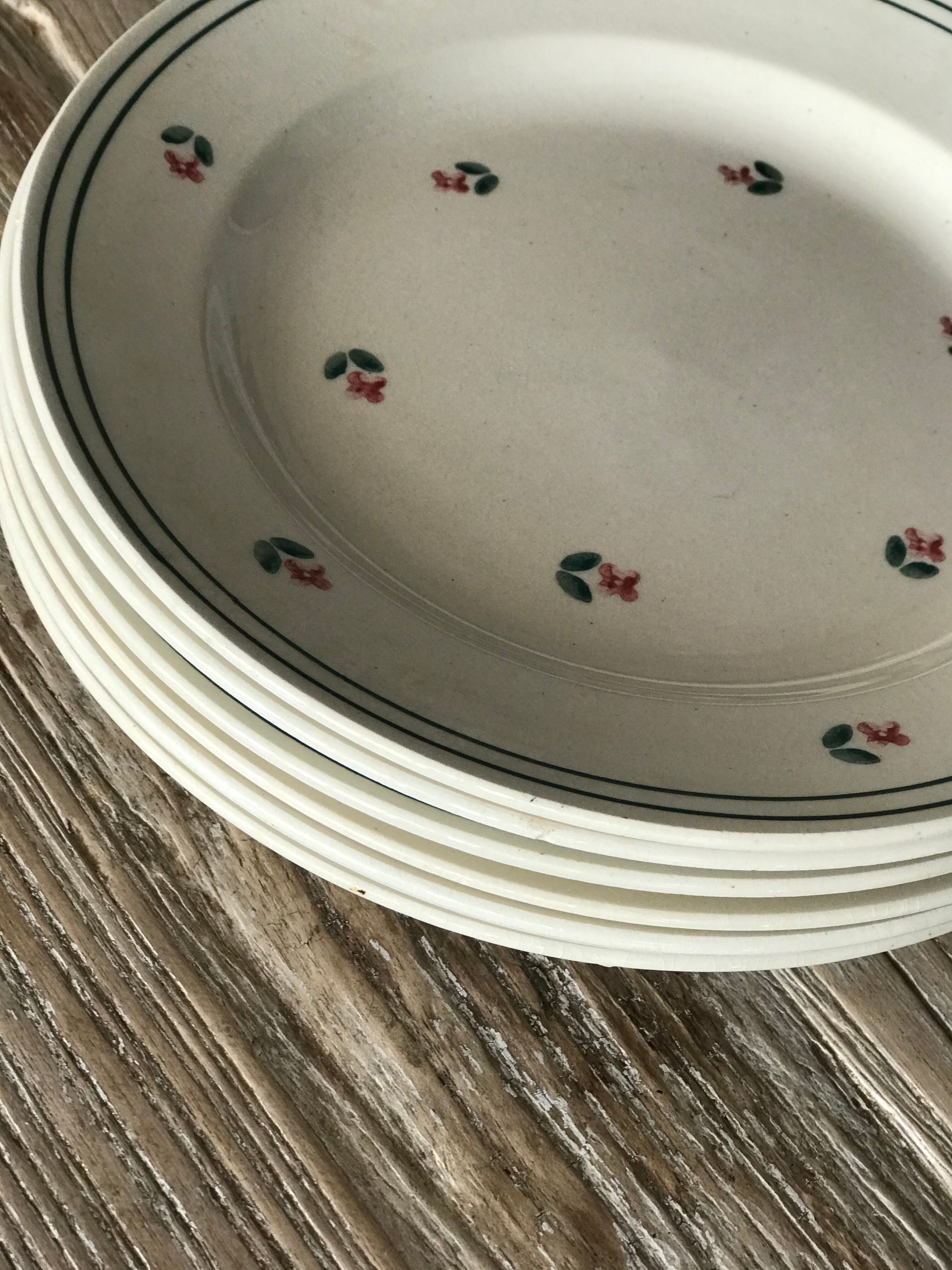 Lot of 6 white plates pattern flowers signed Gien porcelain