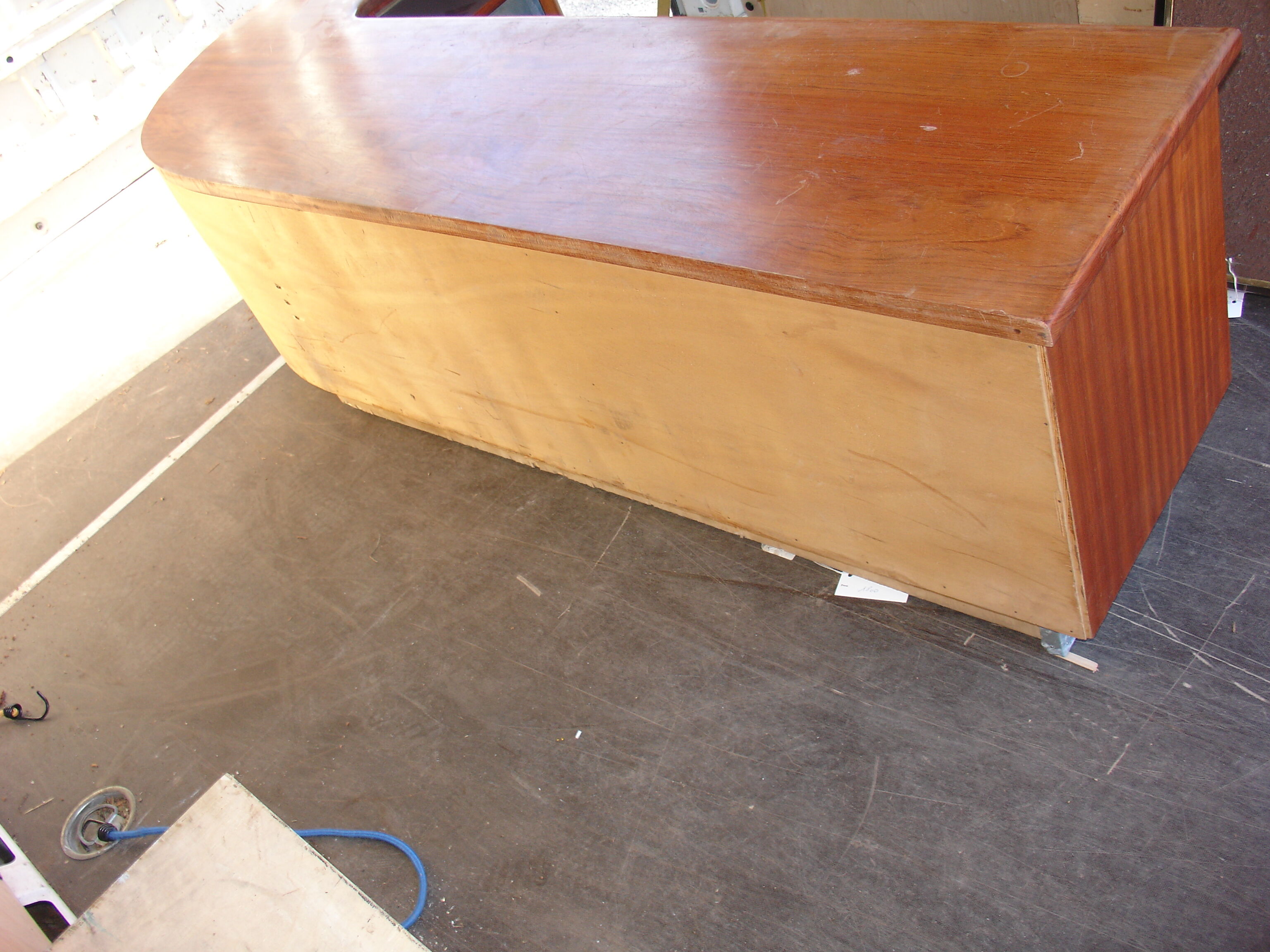 Meuble bas en angle en Pao Rosa Massif 8 Tiroirs Alcantara Bleu