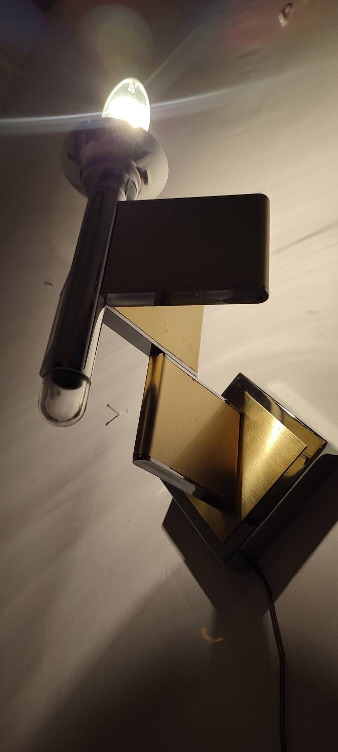 Lámpara de pared metálica. Italia, 1970s.